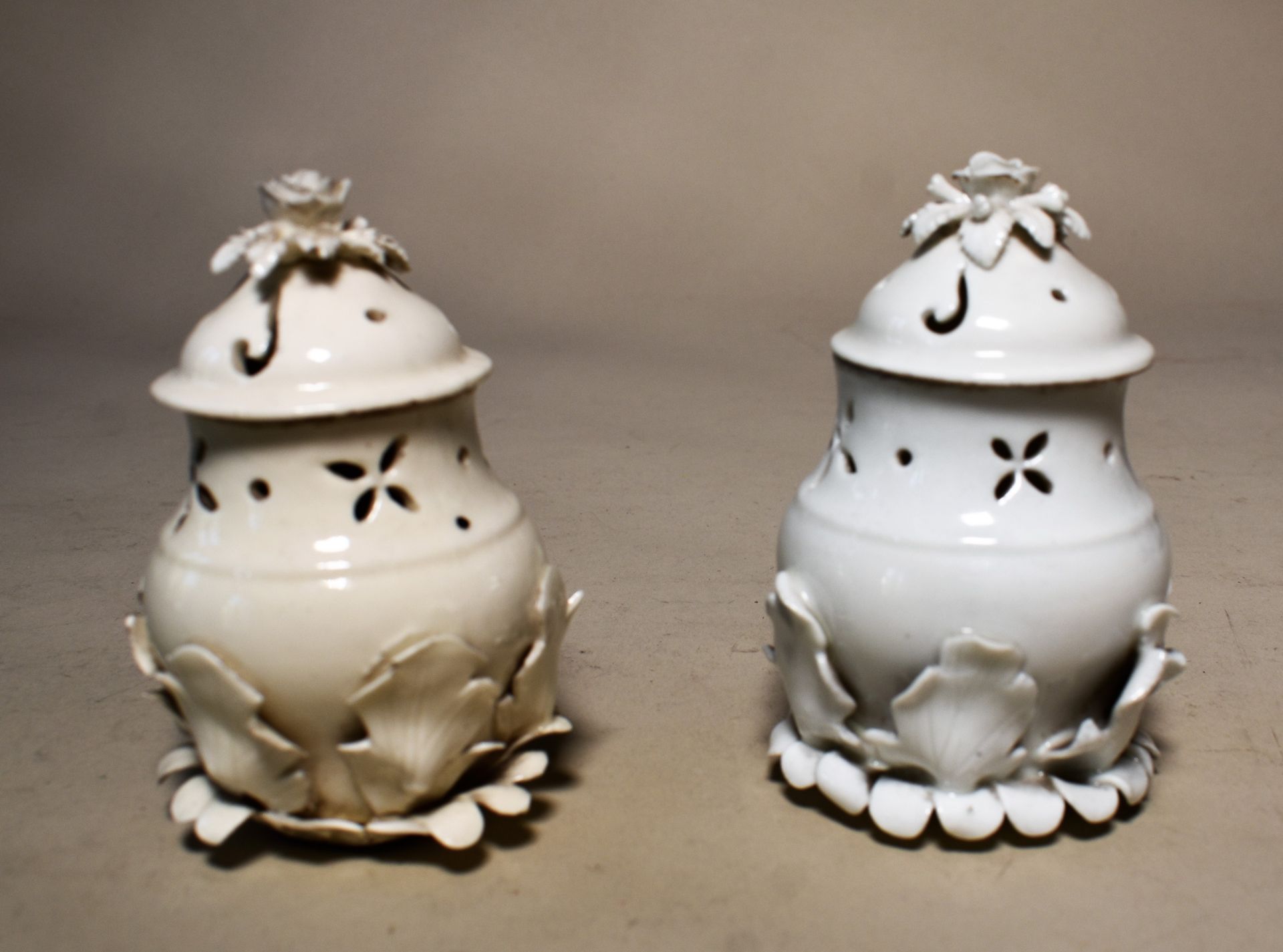 Null 萨姆森：两个瓷制的小罐子-浇花器（小事故）。高9厘米

交付给书房的地段
