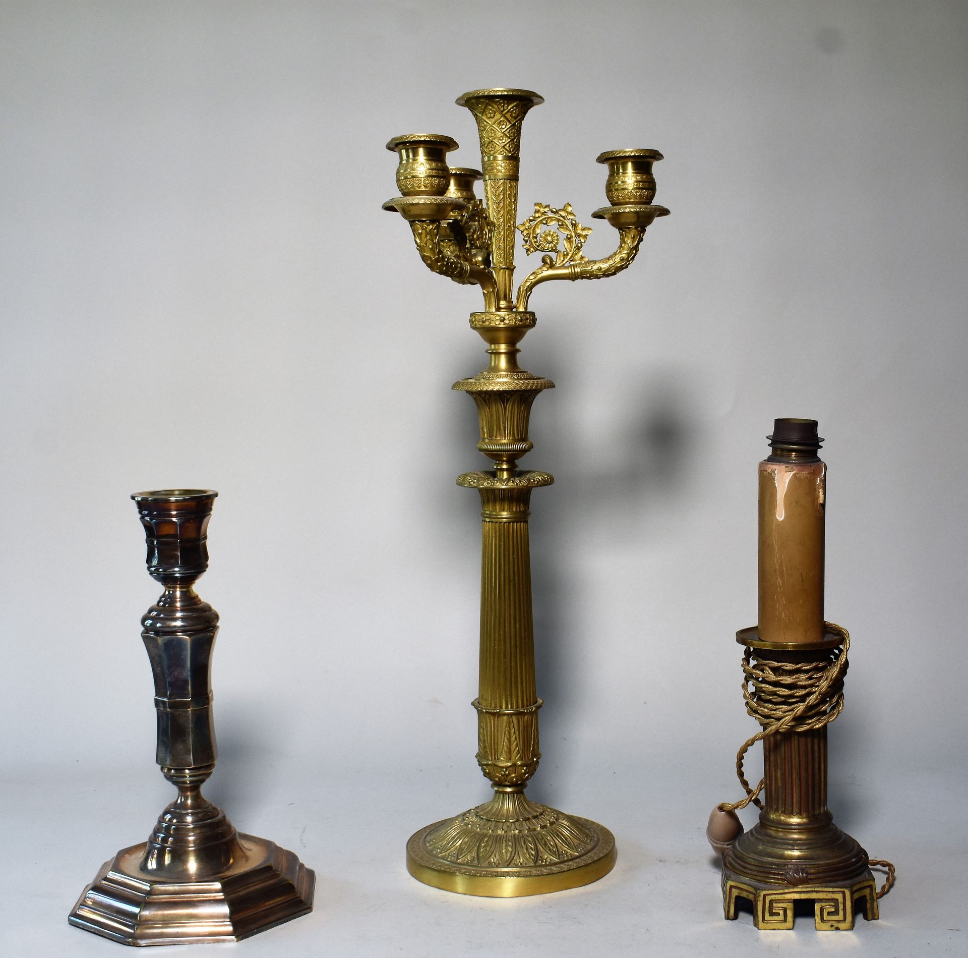 Null CANDELABRE a quattro luci in bronzo dorato, XIX secolo. Altezza 48 cm

CONT&hellip;