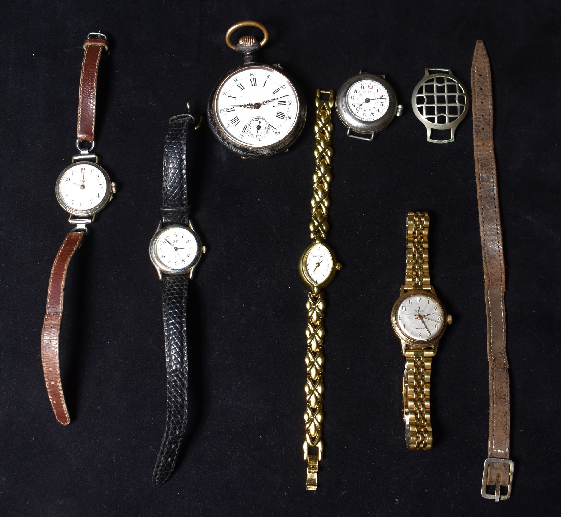 Null 银质手表，带扭索纹碗，皮表带。毛重19.9克

附：两块不同的白色金属手表和三块不同的手镯式手表。

交付给书房的地段