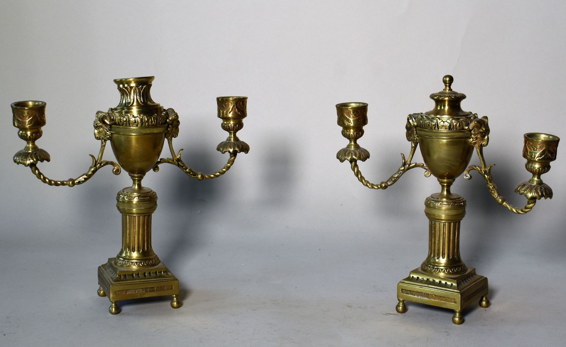 Null Una coppia di CASSOLETTE a tre luci in bronzo dorato, il candeliere central&hellip;
