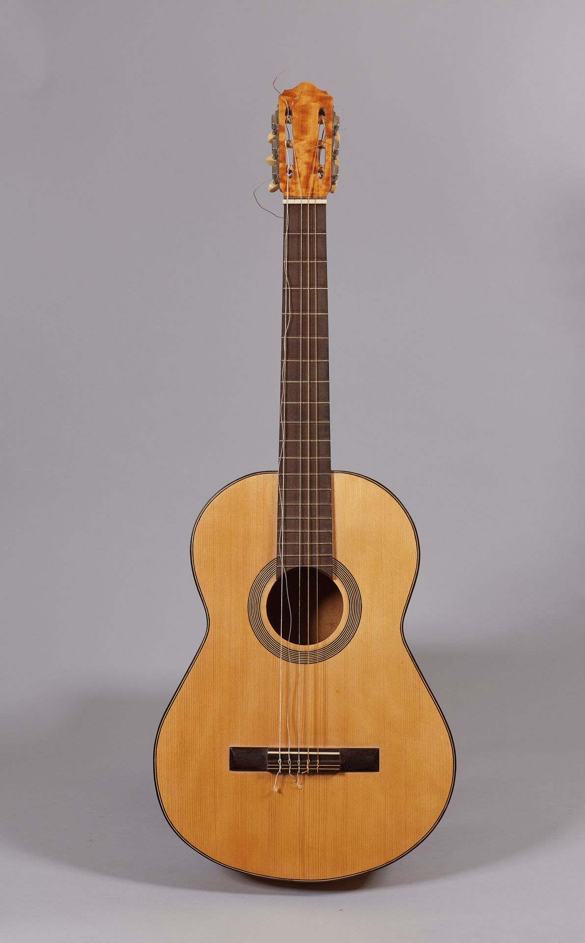 Null Classical guitar from the workshop of Julian GOMEZ RAMIREZ, Paris, circa 19&hellip;