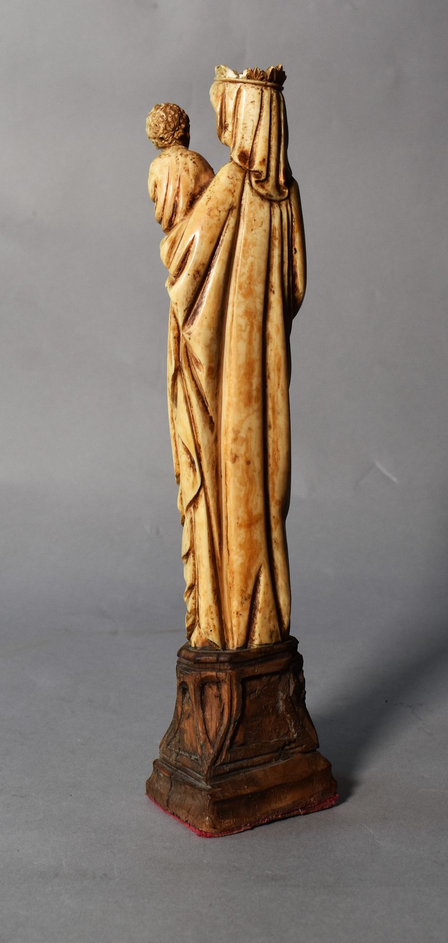 Null 哥特式风格的圣母和儿童雕像（事故）。木质底座（小缺口）。19世纪晚期。高22厘米

交付给书房的地段