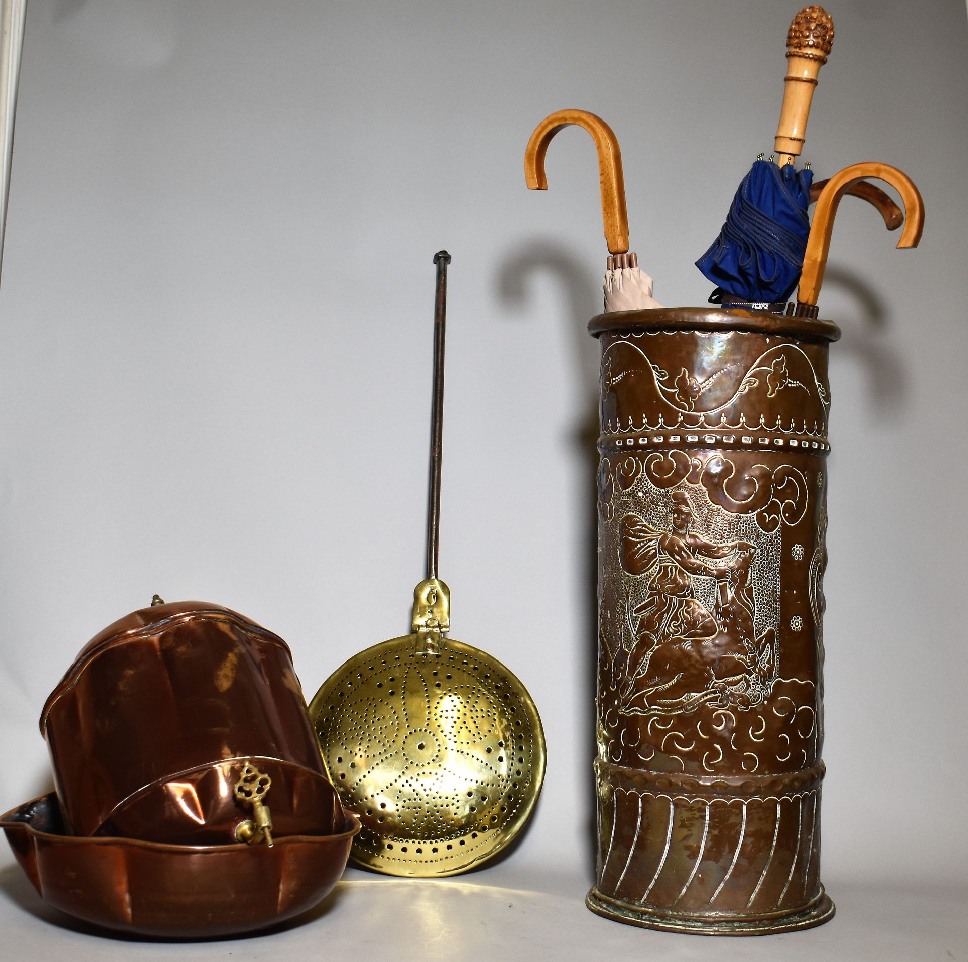 Null 铜制品：一个带有神话装饰的PORTER - 欧罗巴的诱拐（高65厘米），一个FOUNTAIN及其盆子（高40厘米）和一个三脚架POELON，青铜安装（&hellip;