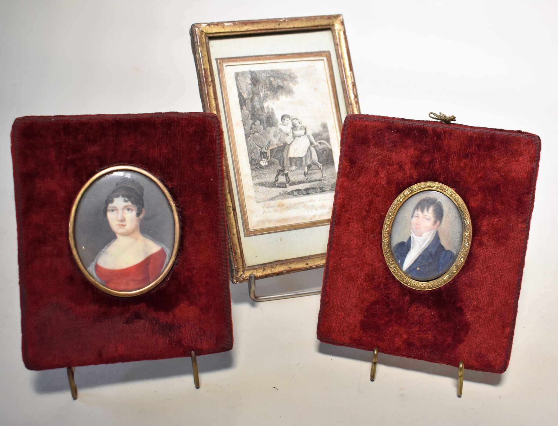 Null 两幅小型画：右下角有签名的男子肖像和穿红衣服的女子肖像。19世纪。高度：5和7厘米

附：一个有框的VIGNETTE。

交付给书房的地段
