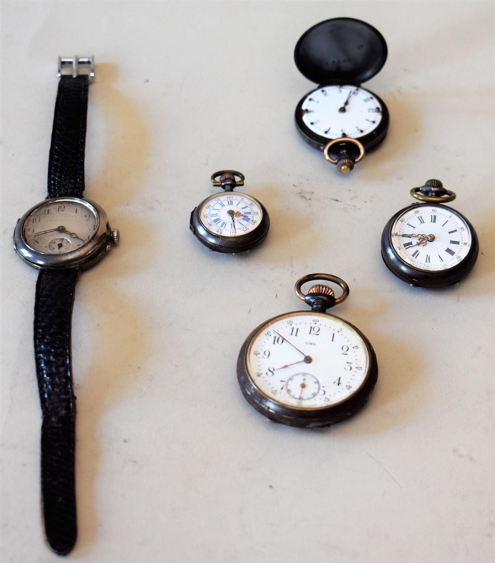 Null 四块钢制颈表和一块银制手镯表，由巴黎的L. LEROY签名（毛重28克）。

交付给公司的批次