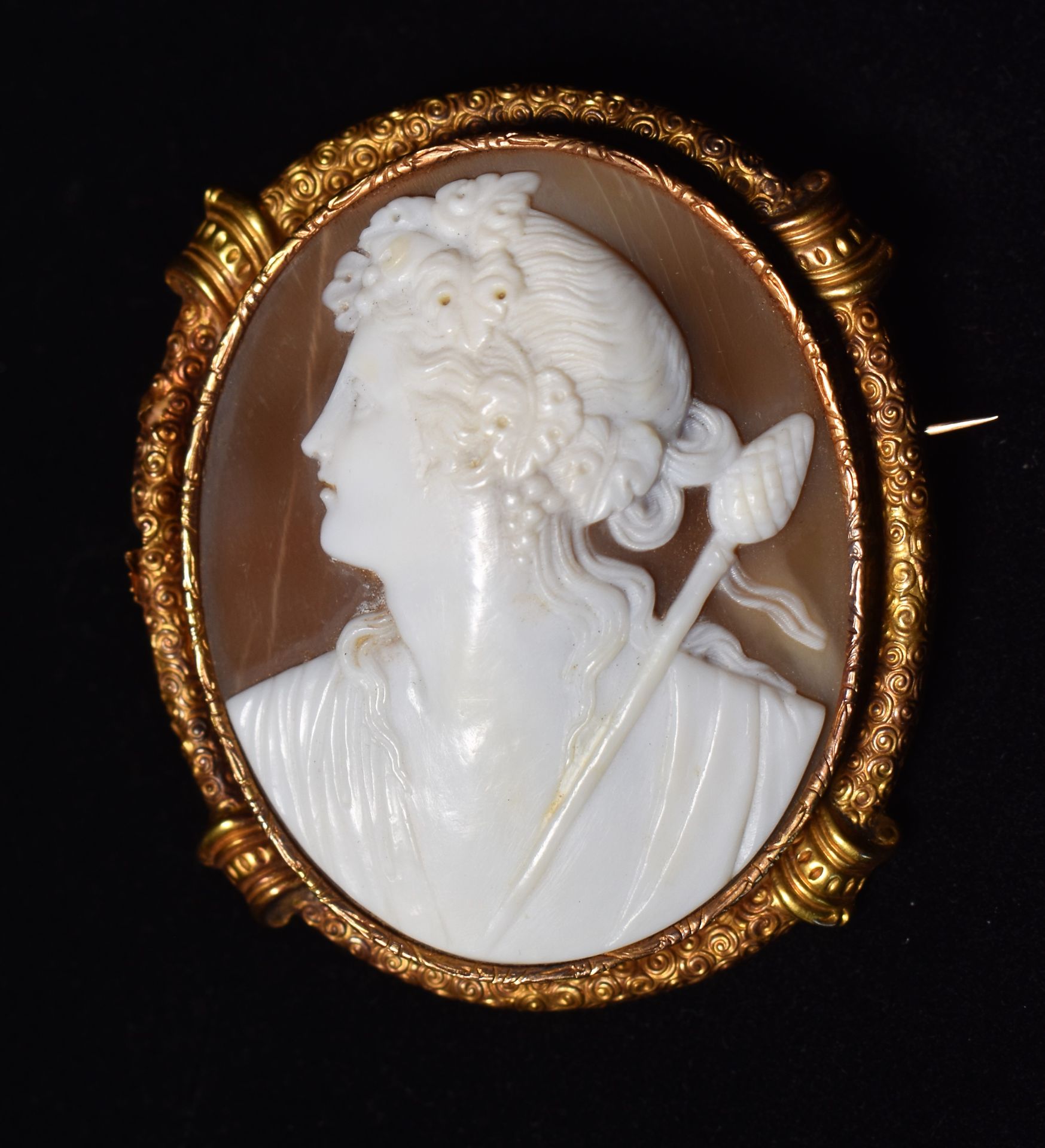 Null LARGE shell CAMEO with a woman's profile. Set in 18K (750) yellow gold with&hellip;
