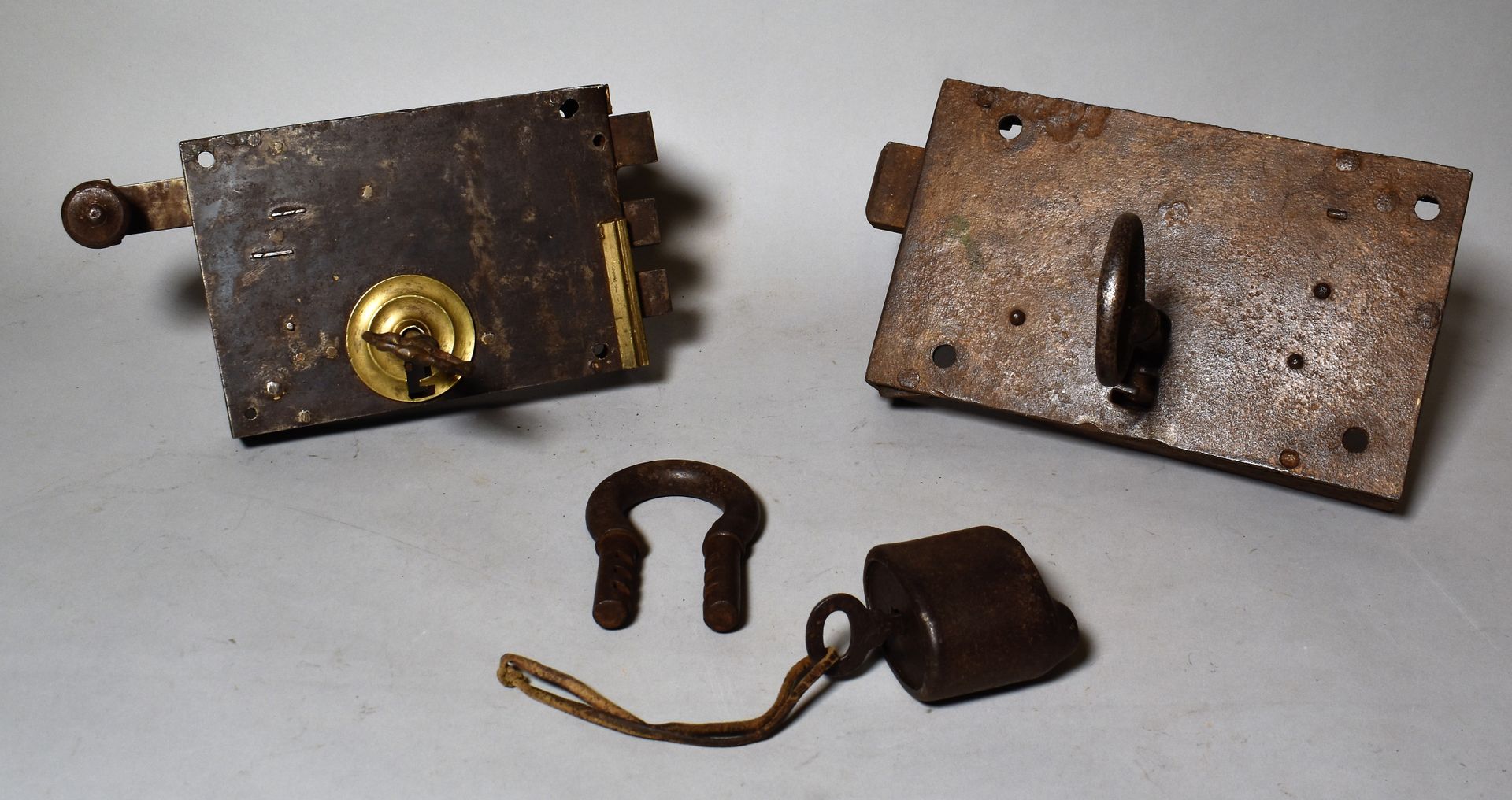 Null 拍品：俄罗斯锻铁挂锁及其钥匙 - 锻铁锁及其钥匙，19世纪末的法国作品（氧化和事故） - 锻铁锁，双扣，镀金铁笔，及其钥匙，19世纪末的法国作品（事故&hellip;