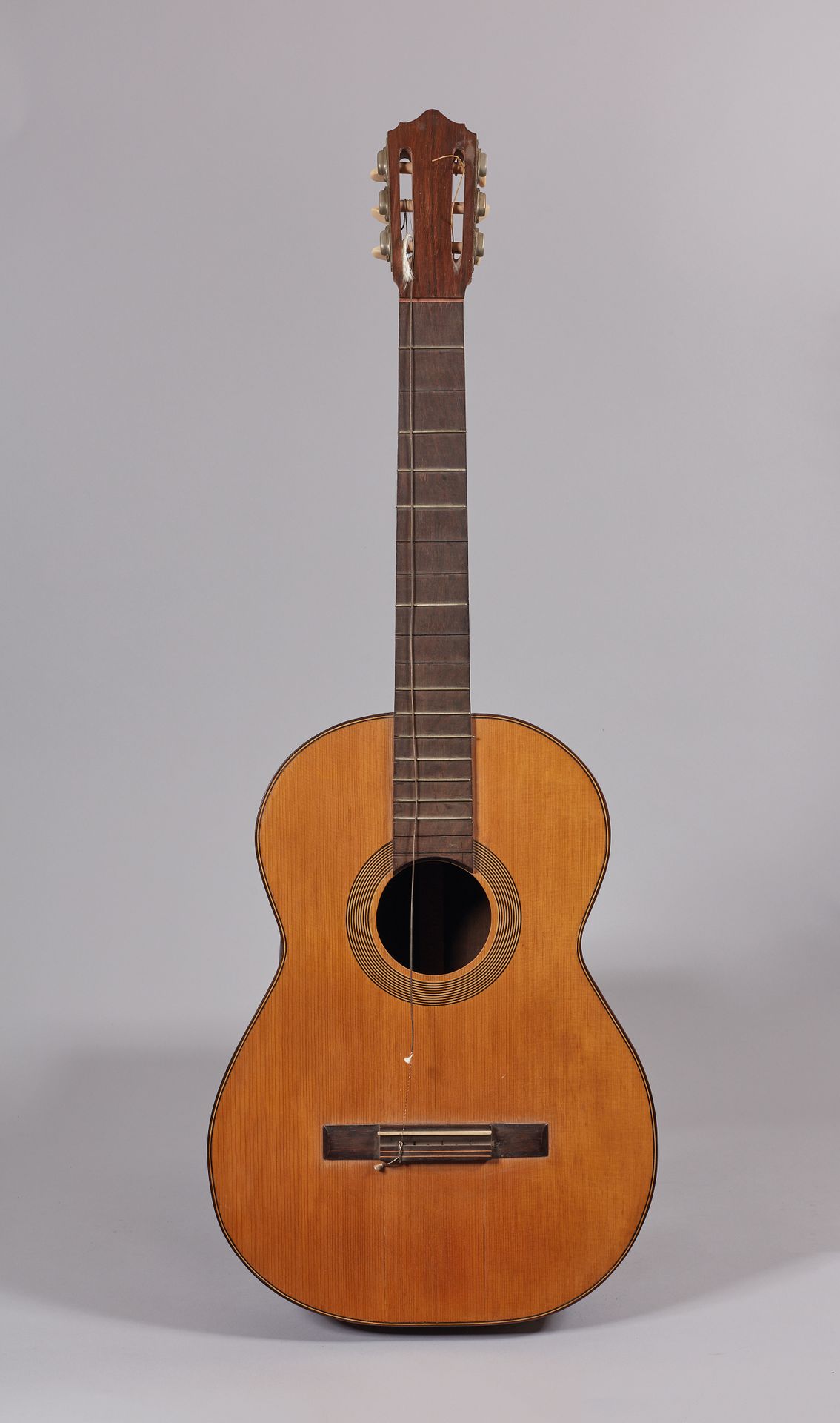 Null 朱利安-戈麦斯-拉米雷斯工作室的古典吉他，巴黎，约1930年。

可能是一个原型仪器，工作简单。

黑檀木背和侧板，云杉木面板，桃花心木琴颈，黑檀木指&hellip;