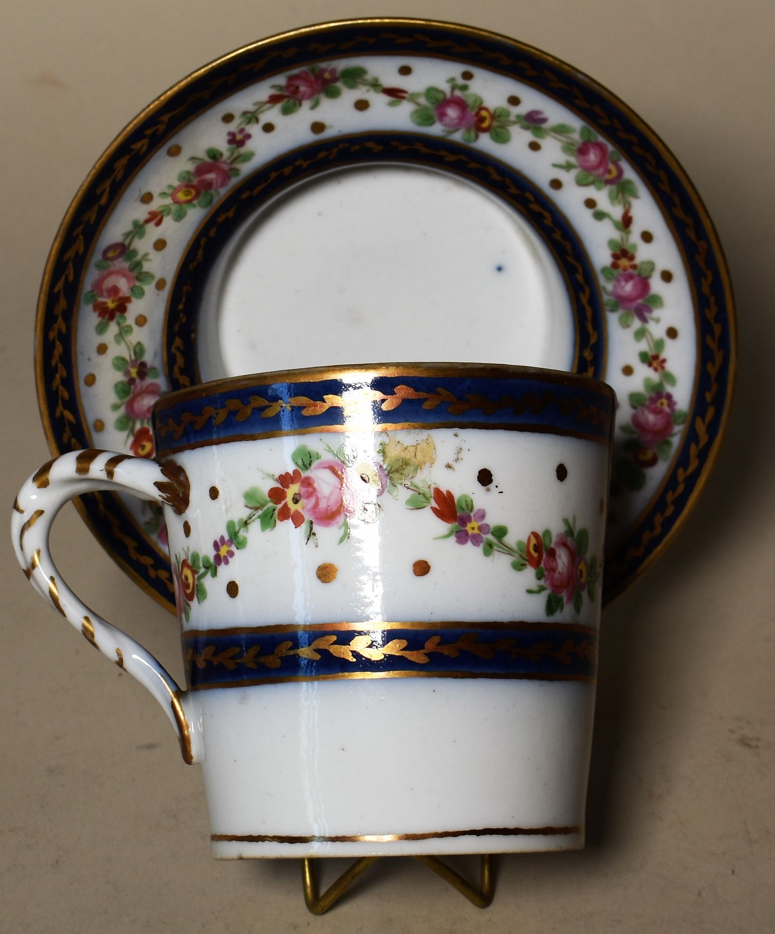 Null 奥尔良：大型颤动杯和其碟子，瓷器，有多色和金色的花卉装饰。扭曲的手柄。18世纪。杯子高度9 - 茶盘直径15厘米

(缺少盖子)

交付给书房的地段
