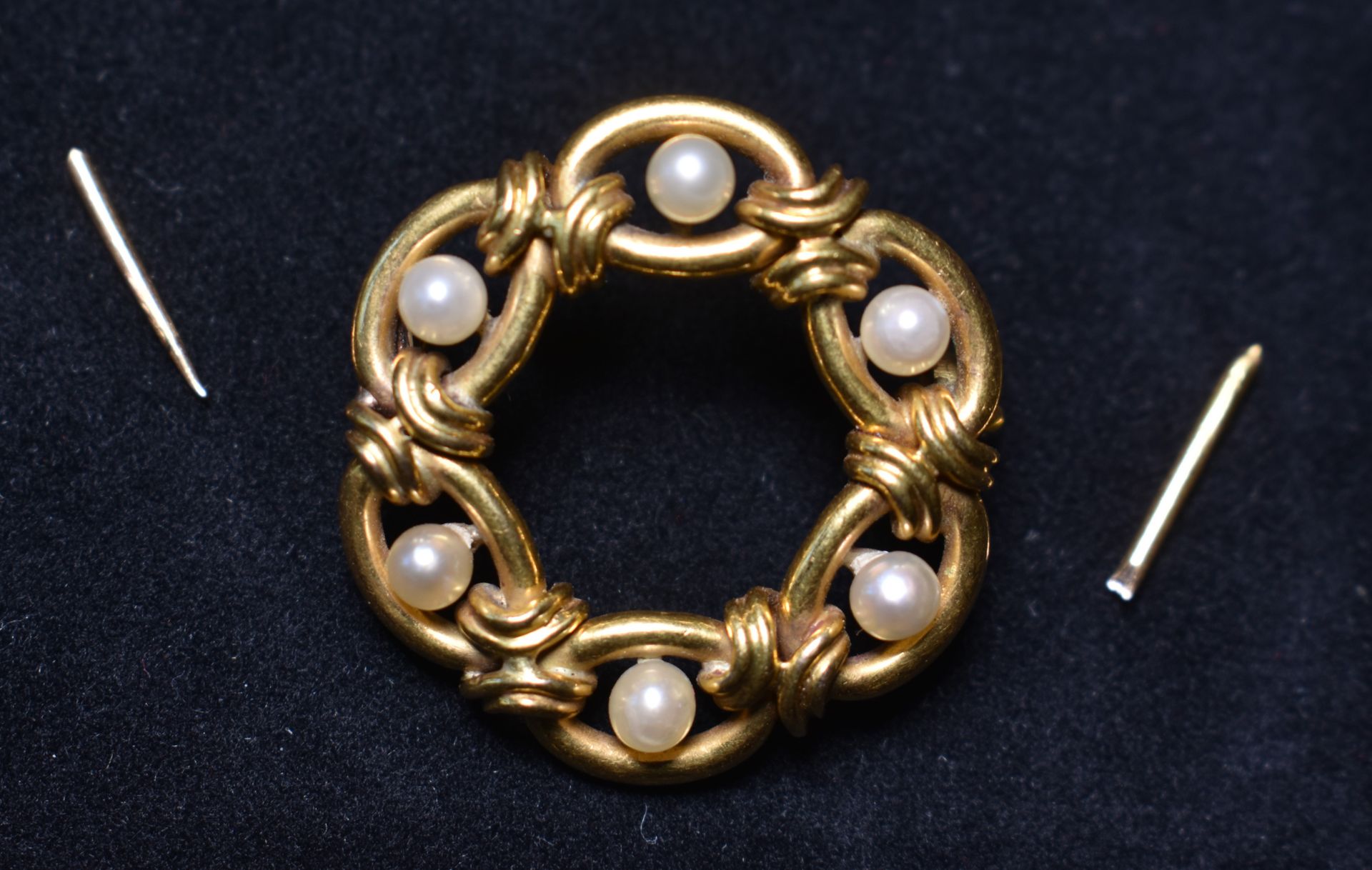 Null 交错设计的黄金圆形胸针和六颗珍珠（碎片）。毛重6.5克

交付给书房的地段