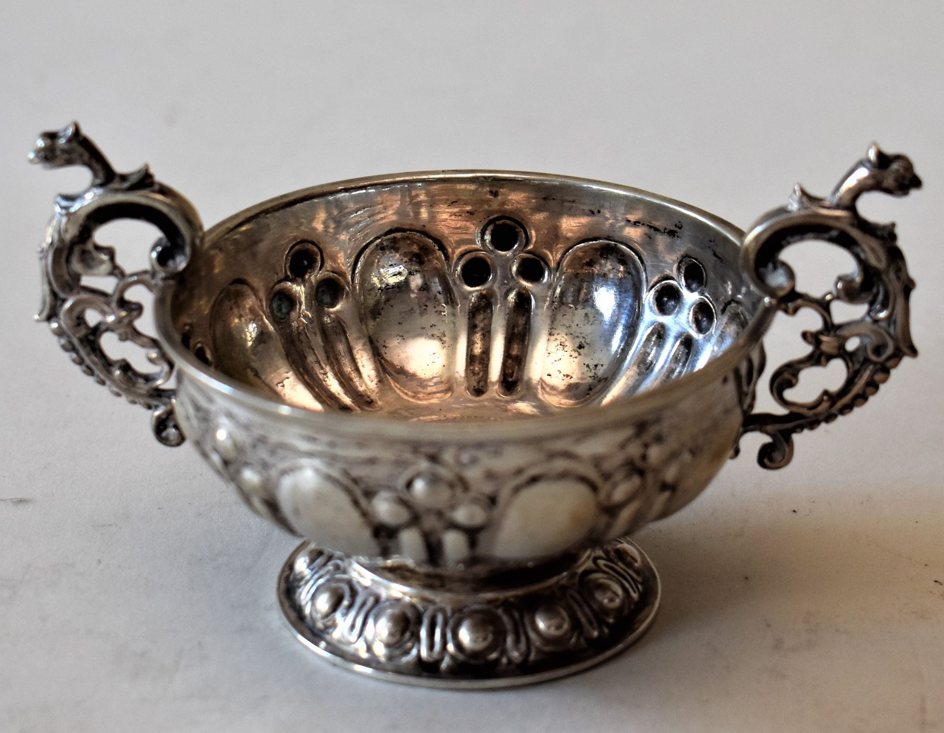 Null CUP with two handles on silver pedestal, set with a coin in the effigy of P&hellip;
