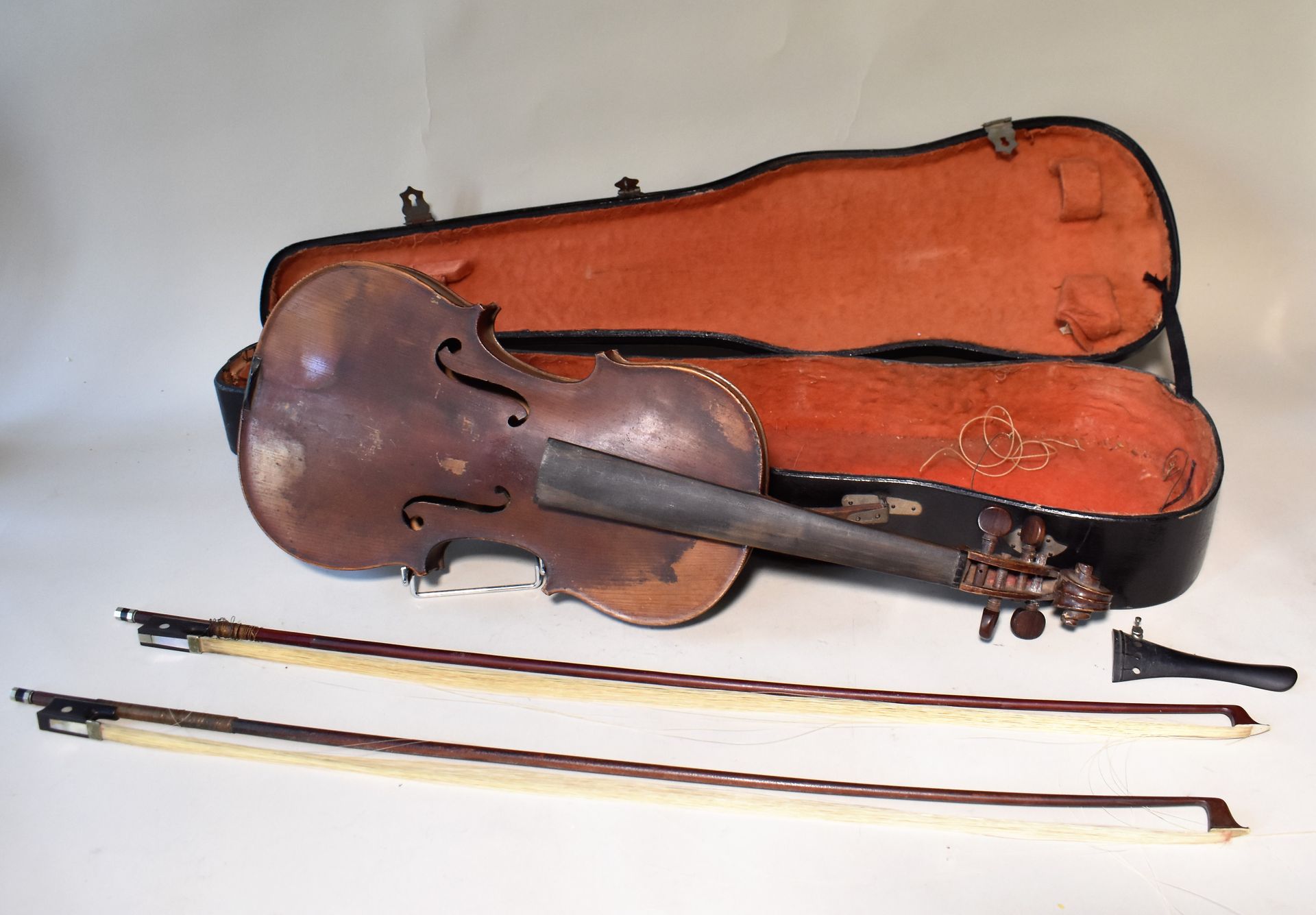 Null 研究型小提琴（长59.5厘米）和两把琴弓。在一个案例中。

交付给书房的地段