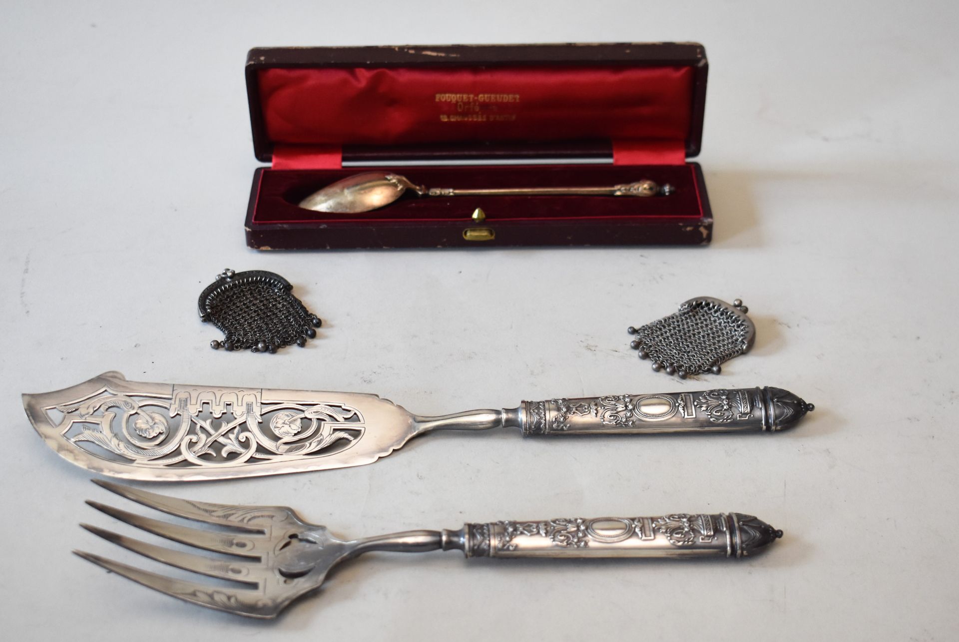 Null SILVER LOT comprising a sugar spoon in a Fouquet-Gueudet case, two wallets &hellip;