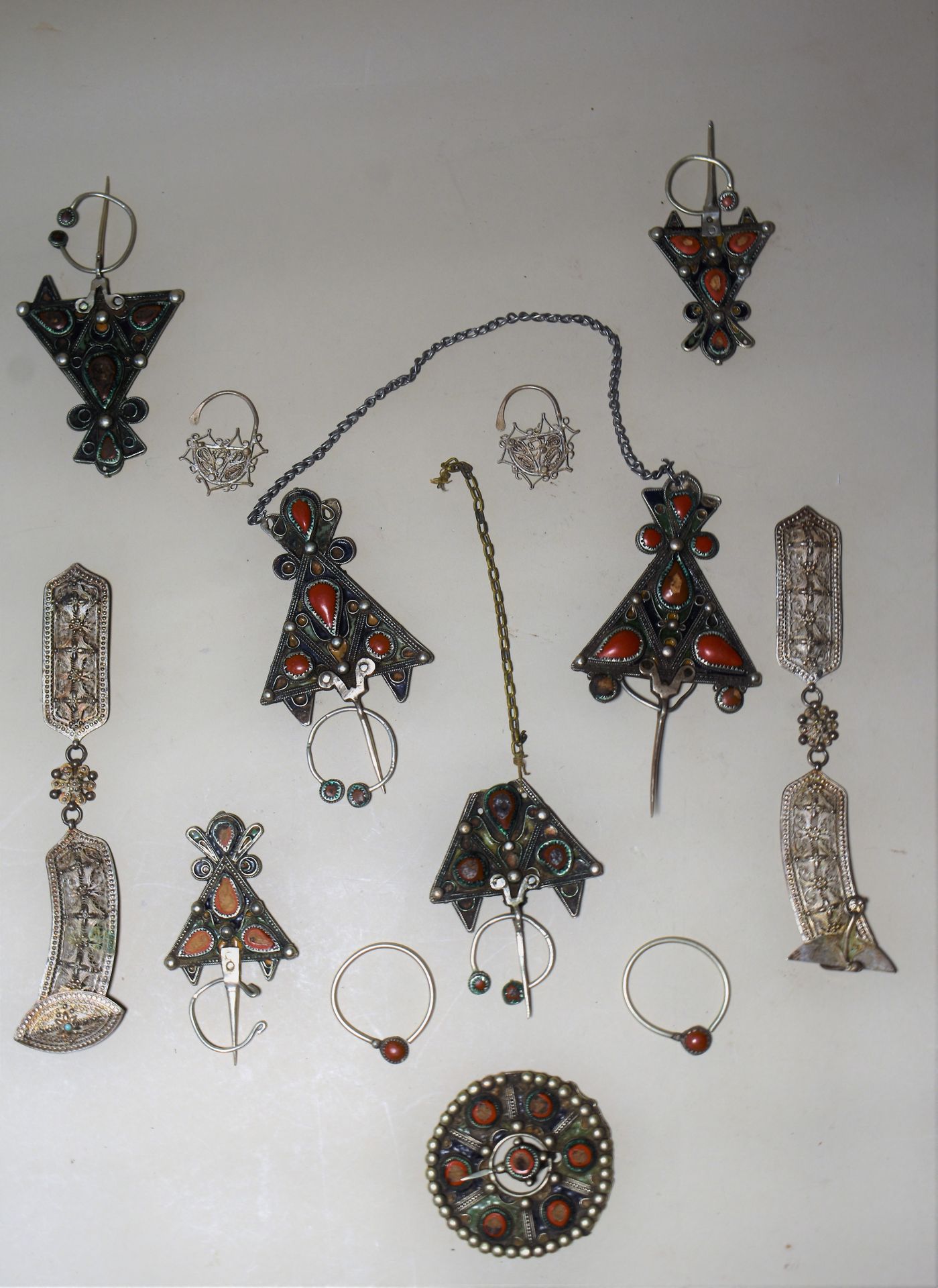 Null LOT OF ETHNIC JEWELRY in metal and cabochons.

Lot delivered to the Study