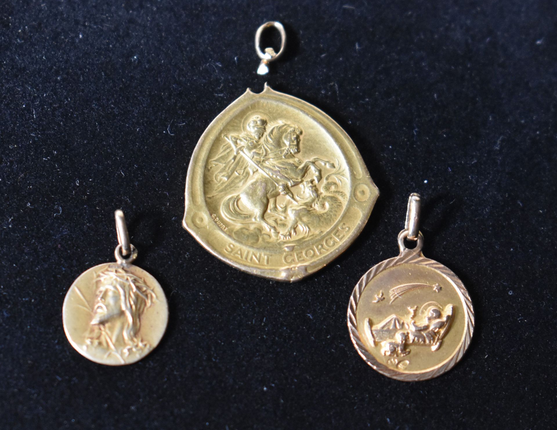Null THREE MEDALS in gold: Saint George and various (debris). Total weight 8,8 g&hellip;