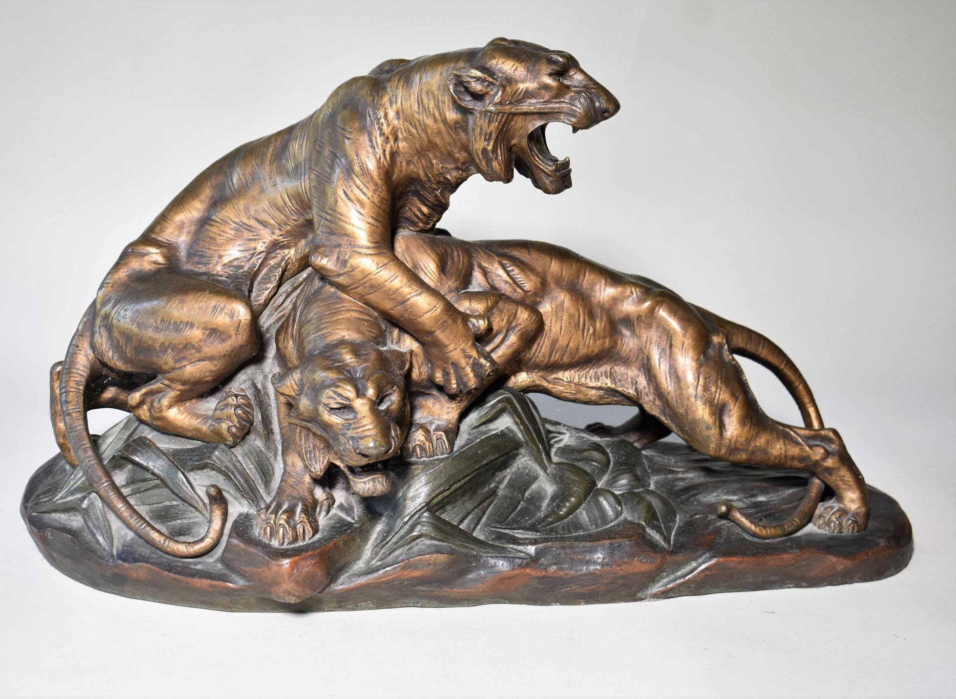 Null Edouard DROUOT (1859-1945): 青铜GROUPE，有铜色的阴影，代表两只老虎。高27 - 长49 - 深18厘米

交付给公司&hellip;