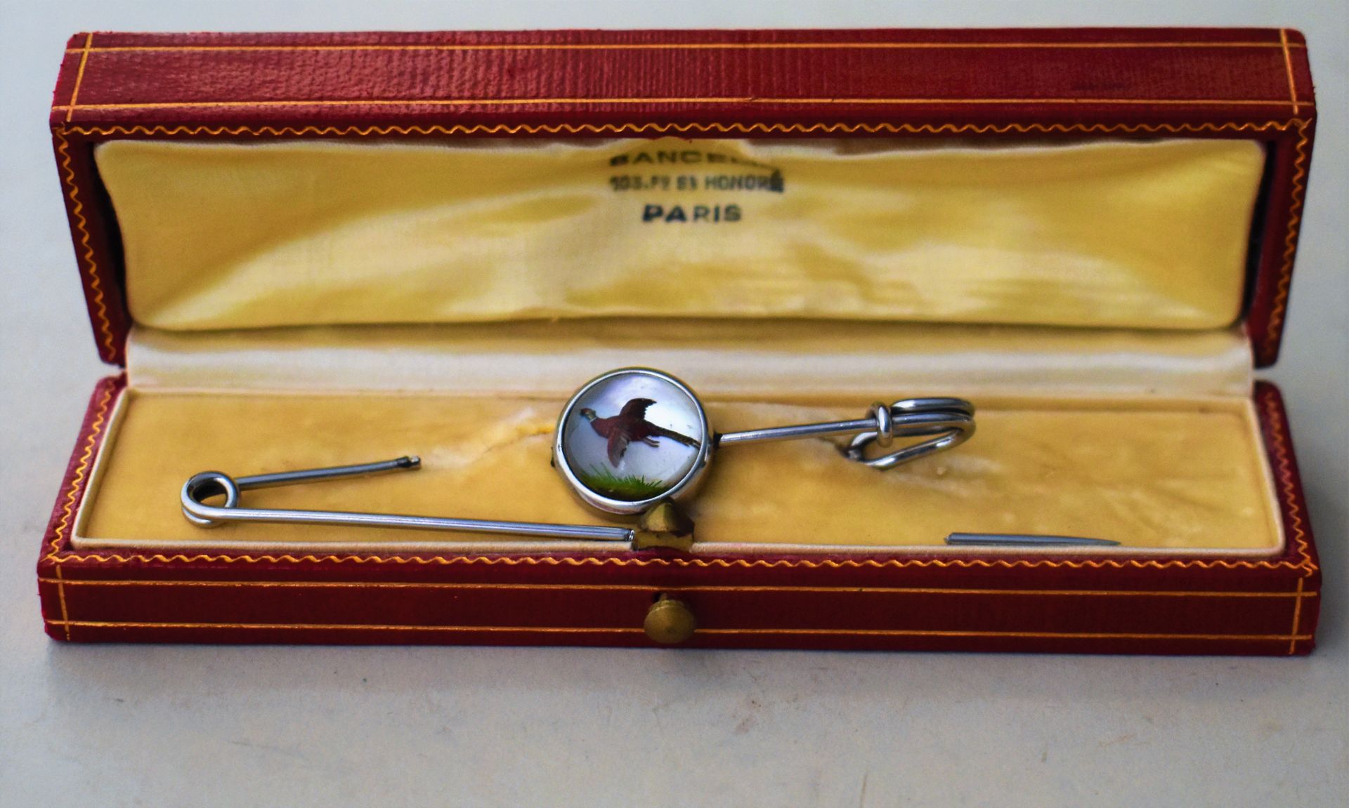 Null 18K (750) white gold PHEASANT BROCHURE set with a button. Gross weight 5.1 &hellip;