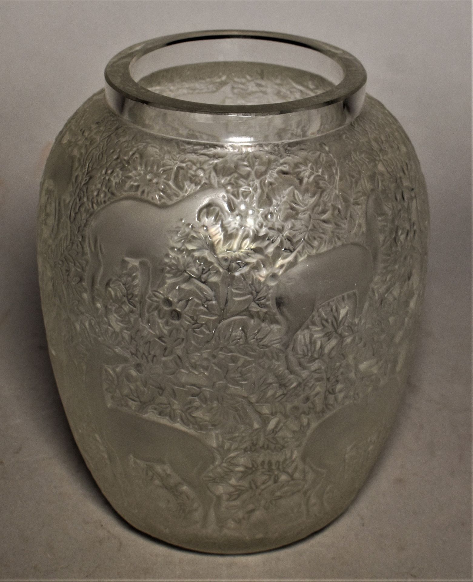 Null 法国LALIQUE：白色模制玻璃 "Biches "花瓶。底座下有签名。高18厘米

(参考MARCILHAC, p. 456, n° 1082)

&hellip;