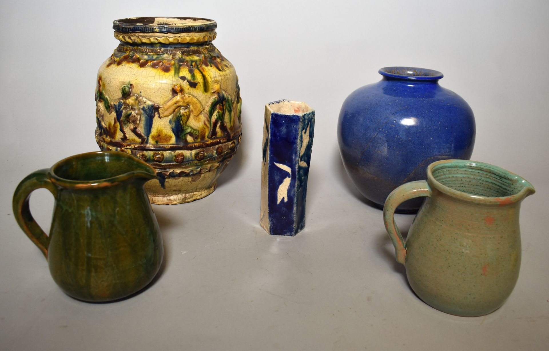 Null PATUREL: 蓝色釉面陶器的花瓶球和绿色釉面陶器的两把 BROCS。

增加：签名为劳伦斯的釉面陶器SOLIFLORE和罗马尼亚陶器的卵形花瓶，上&hellip;