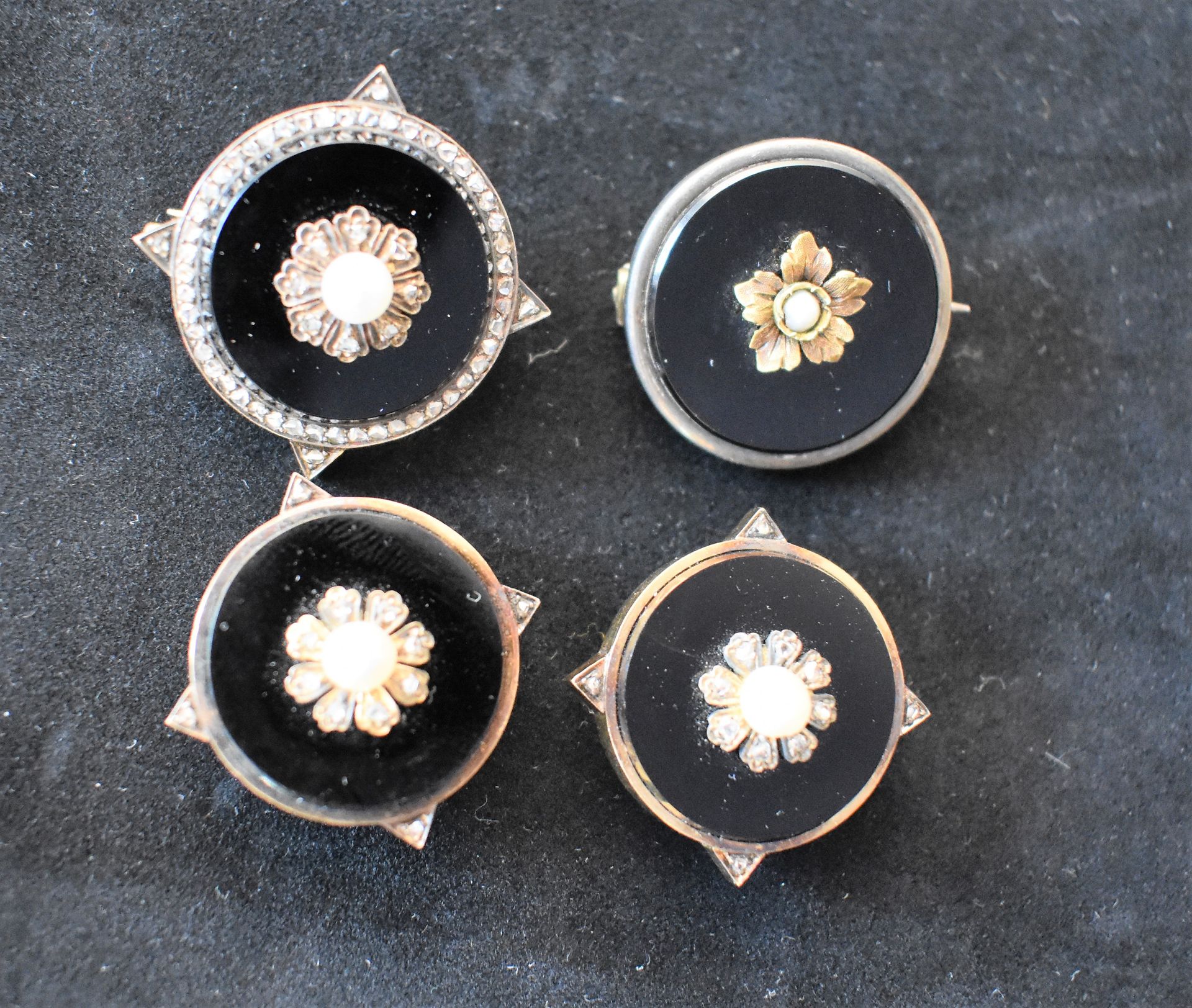 Null FOUR jet brooches or buttons set with a pearl, three in yellow gold, one in&hellip;