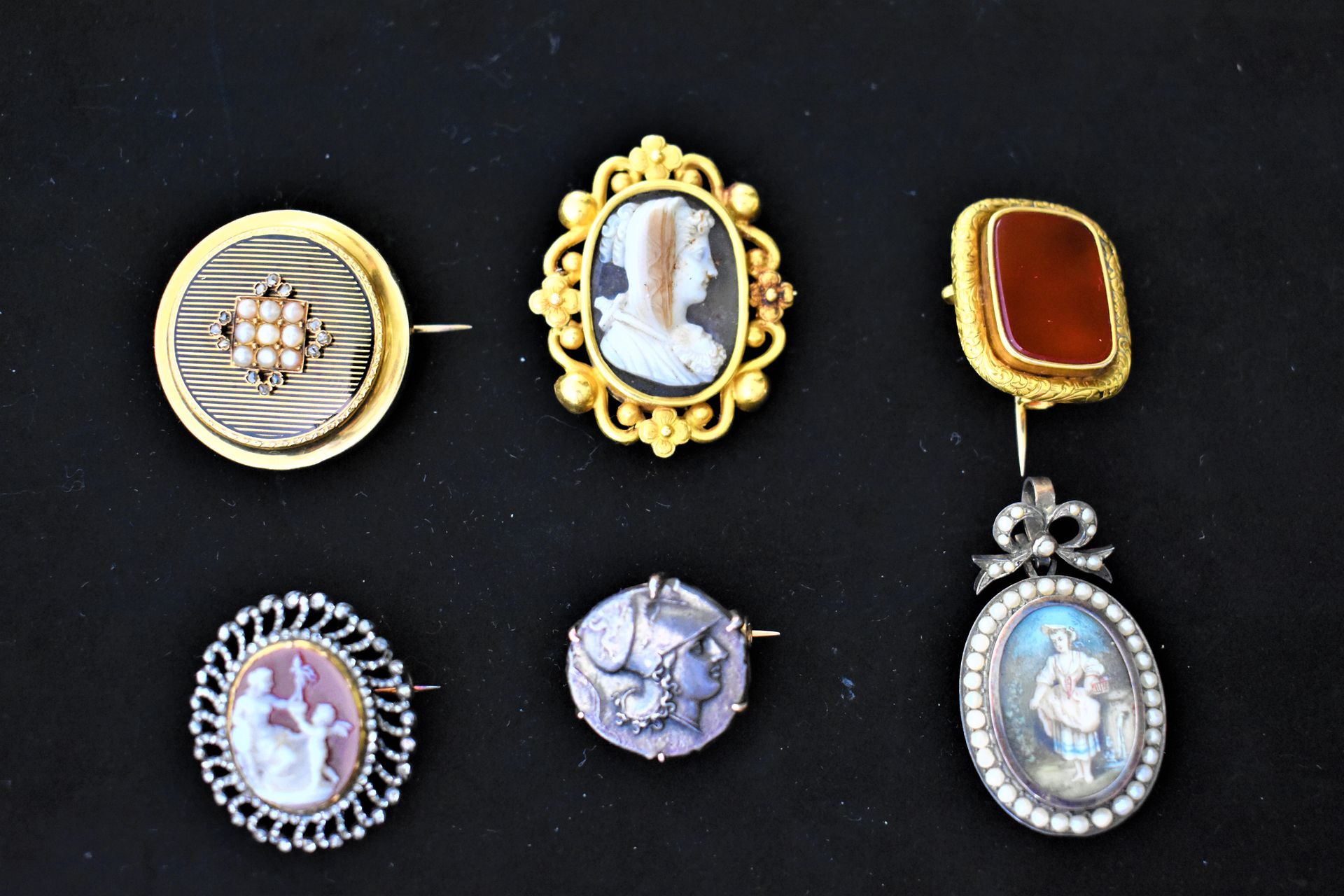 Null THREE 18K (750) gold PINS set with a cameo in the profile of a saint, pearl&hellip;