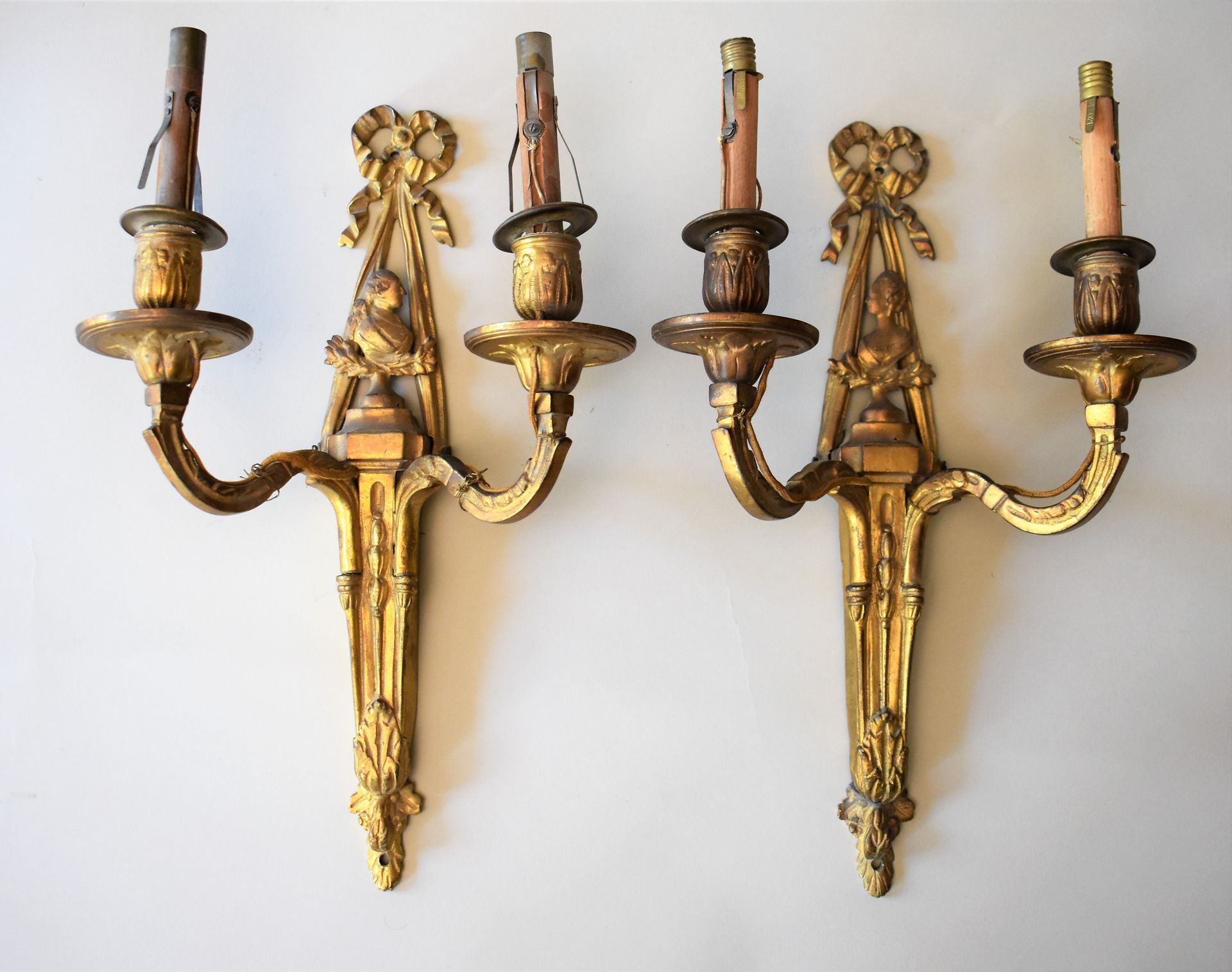 Null A PAIR OF TWO LIGHT BRONZE APPLIQUES decorated with busts, Louis XVI style.&hellip;