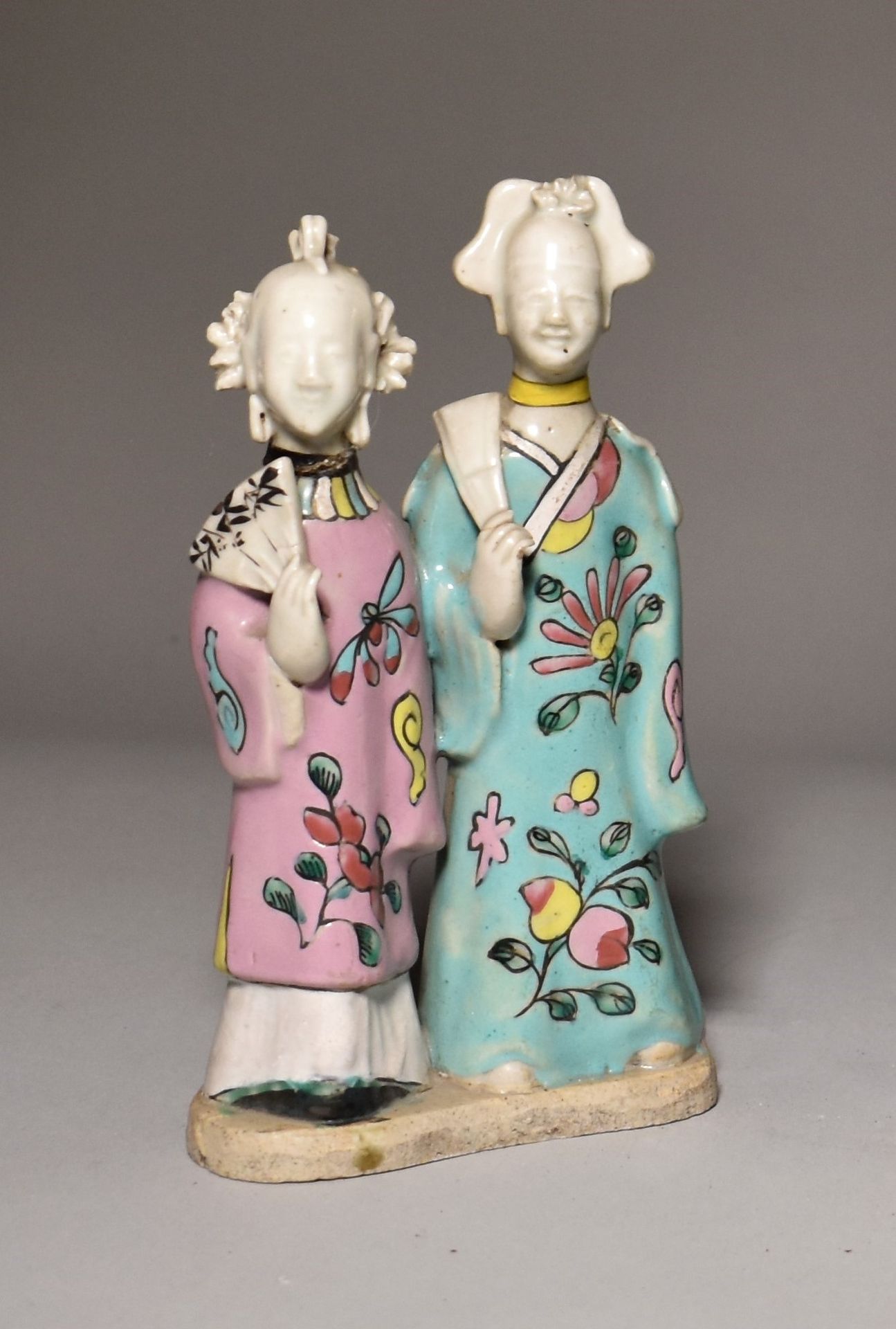 Null CHINE, fin XIXe siècle : GROUPE en porcelaine polychrome représentant deux &hellip;
