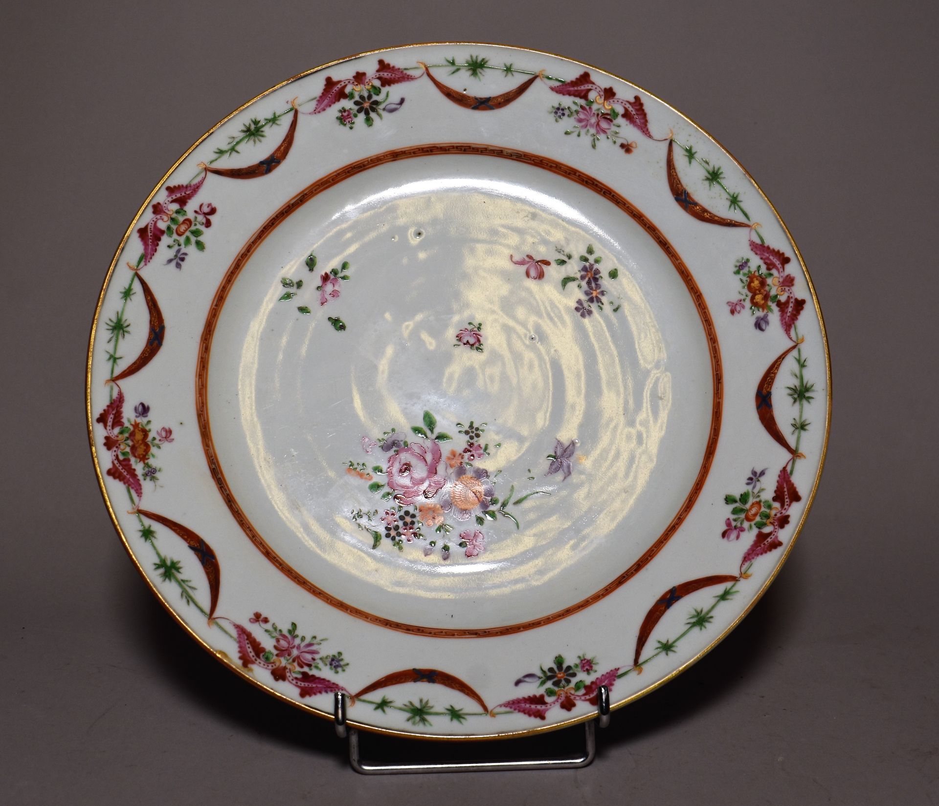 Null COMPAGNIE DES INDES : PLAT rond à décor de jetés de fleurs, draperies et gu&hellip;