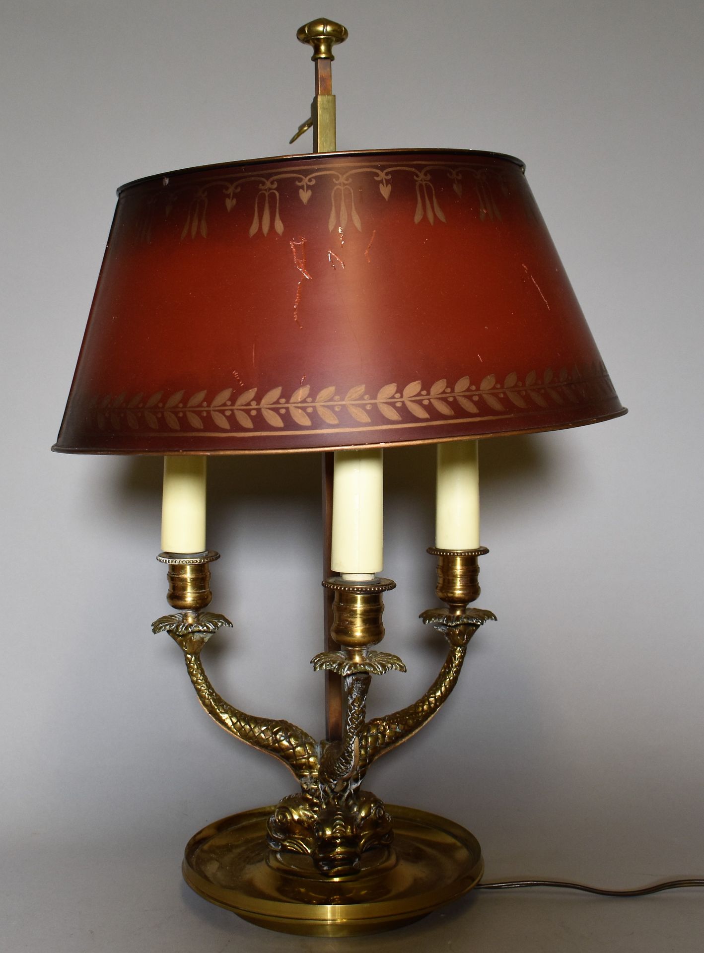 Null LAMPE bouillotte à trois lumières en bronze doré, montants dauphins, abat-j&hellip;