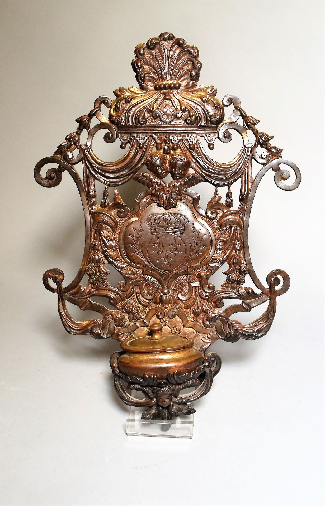 Null 饰有小天使和贝壳的镂空铜质BENITIER。中间刻着法国的徽章。19世纪初。高32 - 宽21厘米

交付给书房的地段