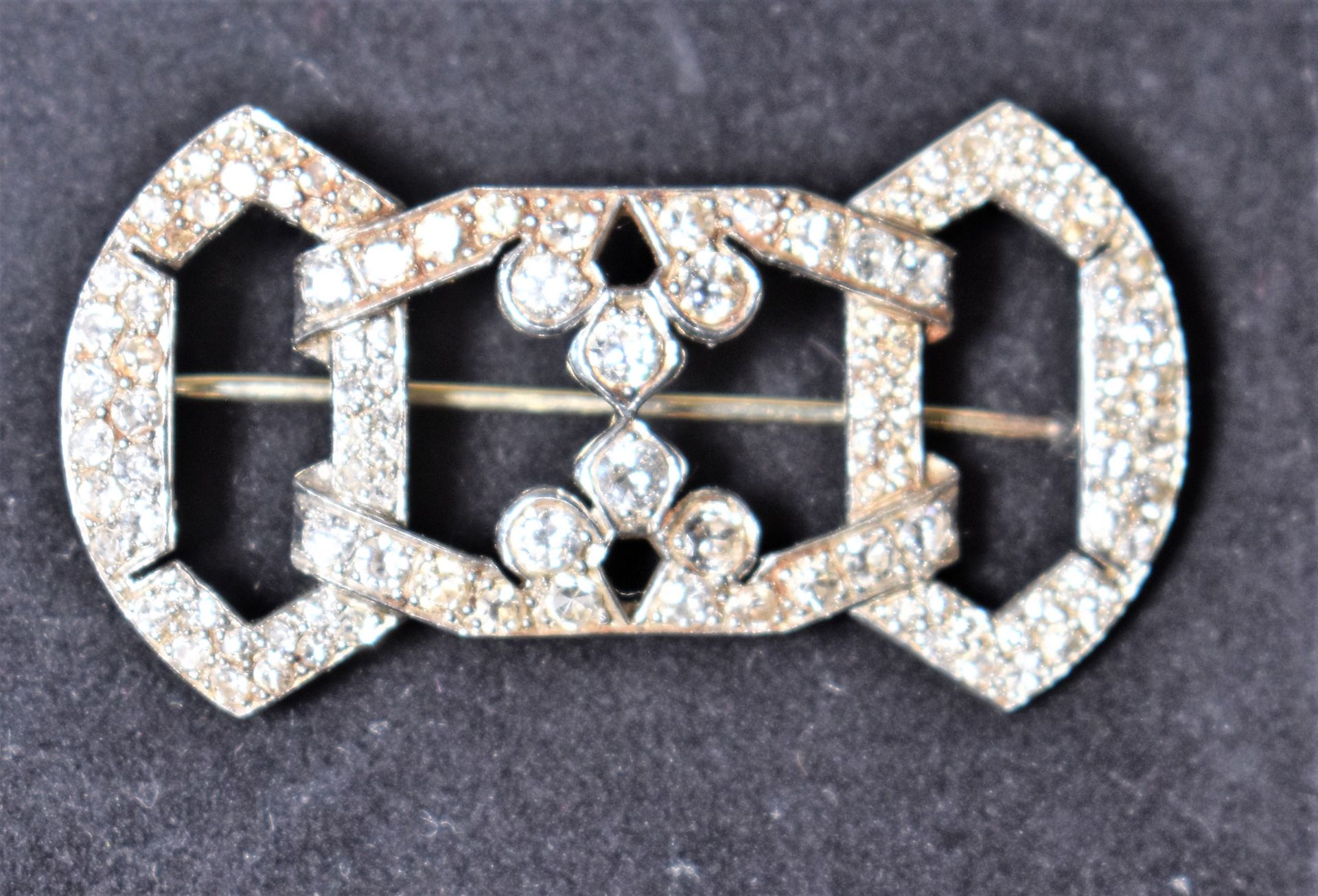 Null Spilla rettangolare traforata in oro bianco con diamanti. Peso lordo 8 g - &hellip;