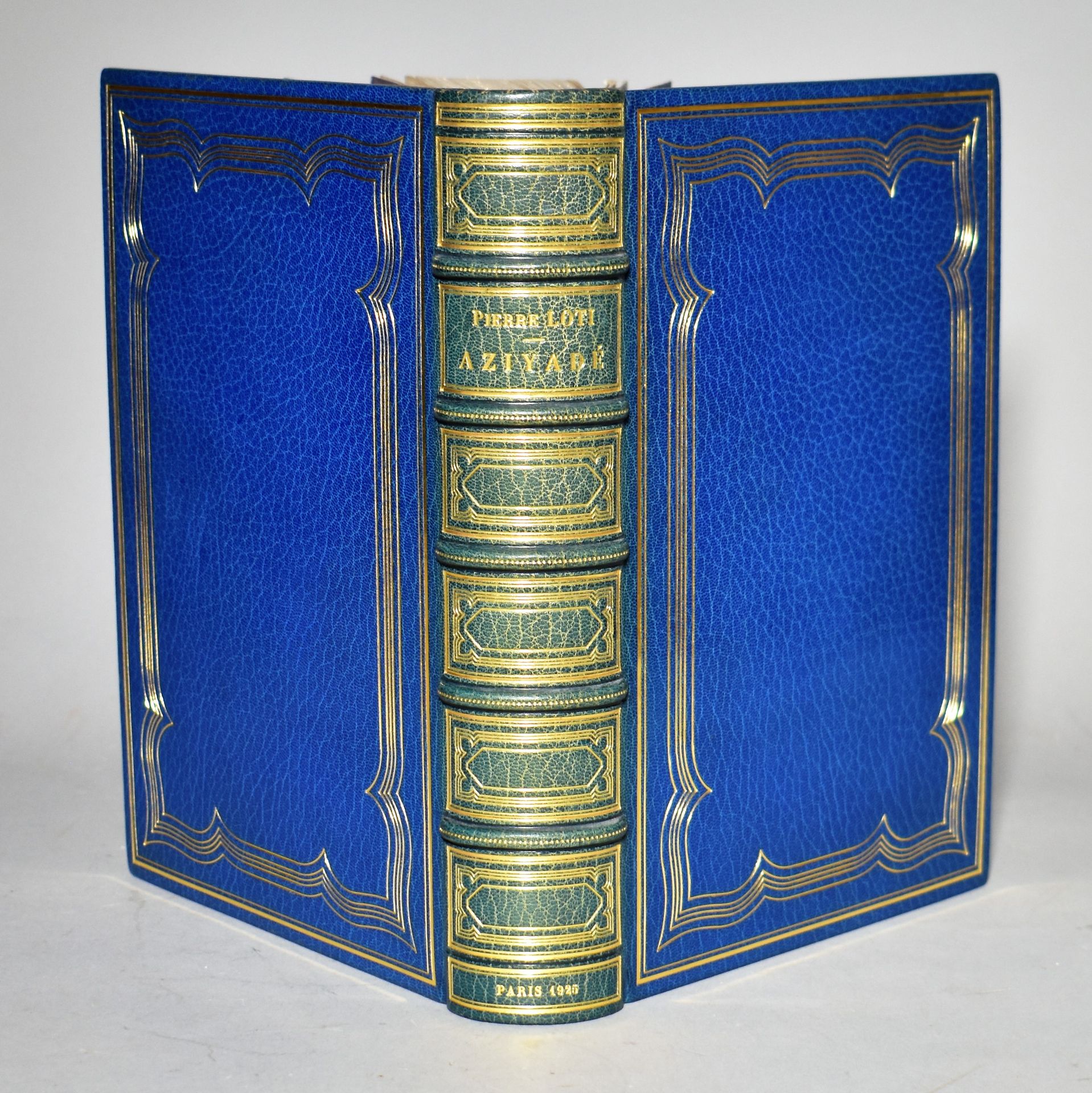 Null LOTI (Pierre): Aziyadé. Paris, L. Carteret, 1925. In-4°. Blue morocco with &hellip;