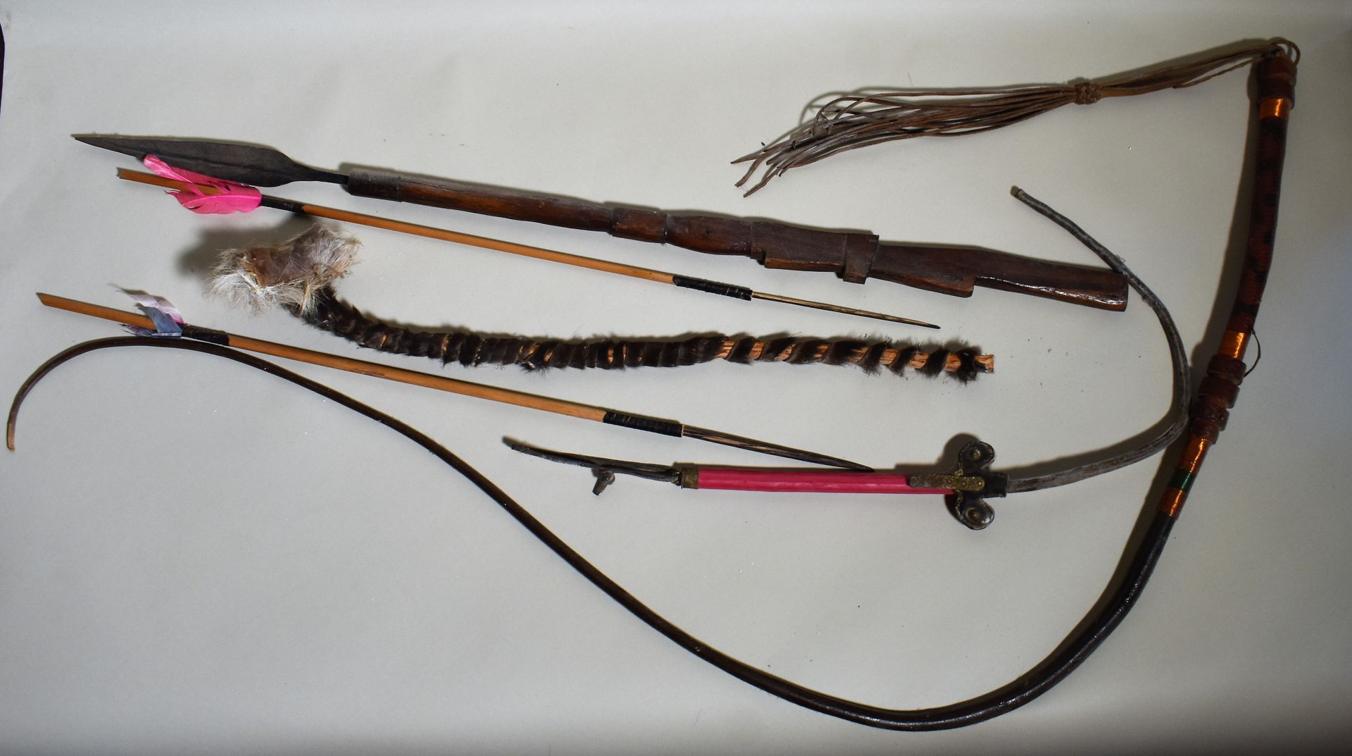 Null LOTE: dos látigos, dos flechas, una lanza y un bastón.