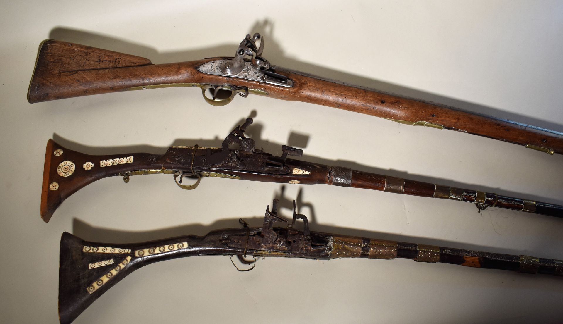 Null 两支幻想步枪（长约170厘米）和一支标有TOWER的锤式步枪，有冠状GR的字样（长140厘米），缺少撞针。