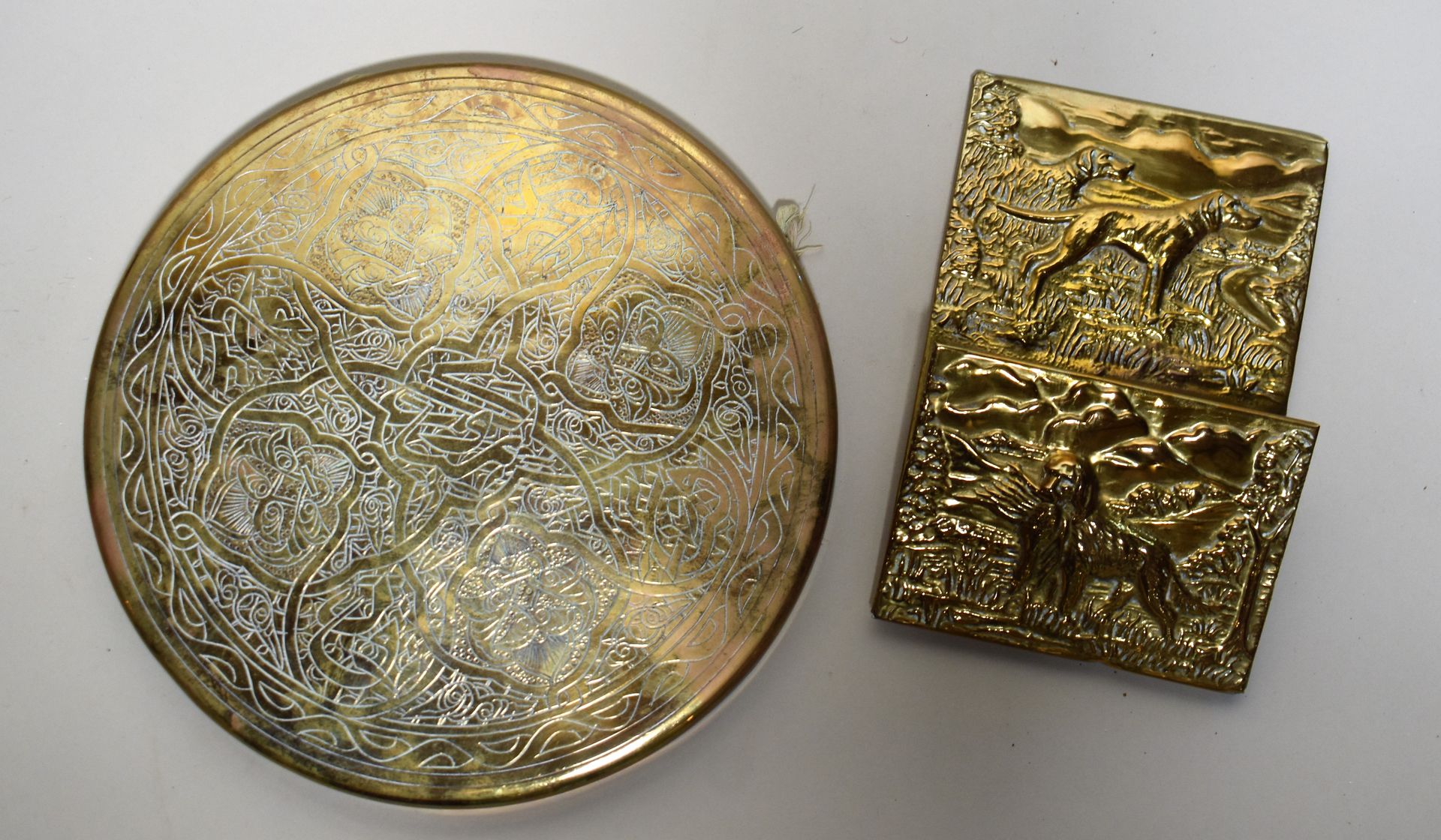 Null 带有东方雕刻装饰的黄铜锣（直径24厘米）和带有猎狗的黄铜压花卡勒（高20厘米）。