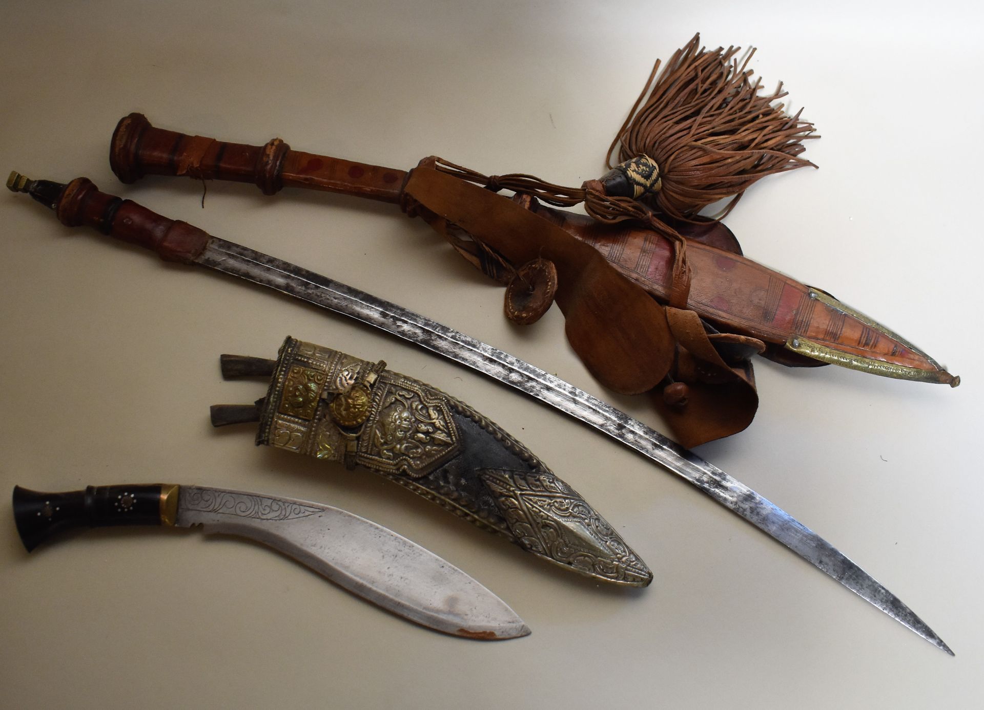 Null 拍品：摩洛哥匕首与白色金属刀鞘（长39厘米）和剑（长79厘米）。