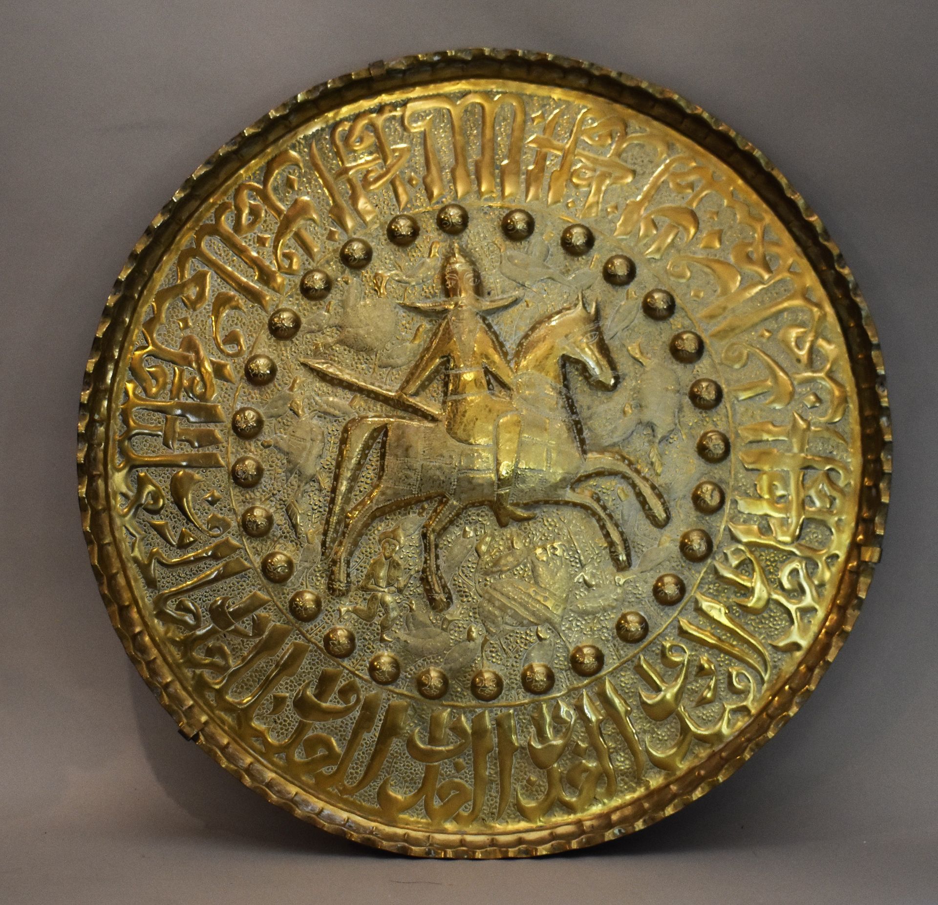 Null 拍品：带骑士装饰的波斯铜盘（直径62厘米），带动物装饰的铜盘（直径65厘米），刻有东方文字的大铜壶（高46-直径46厘米）。