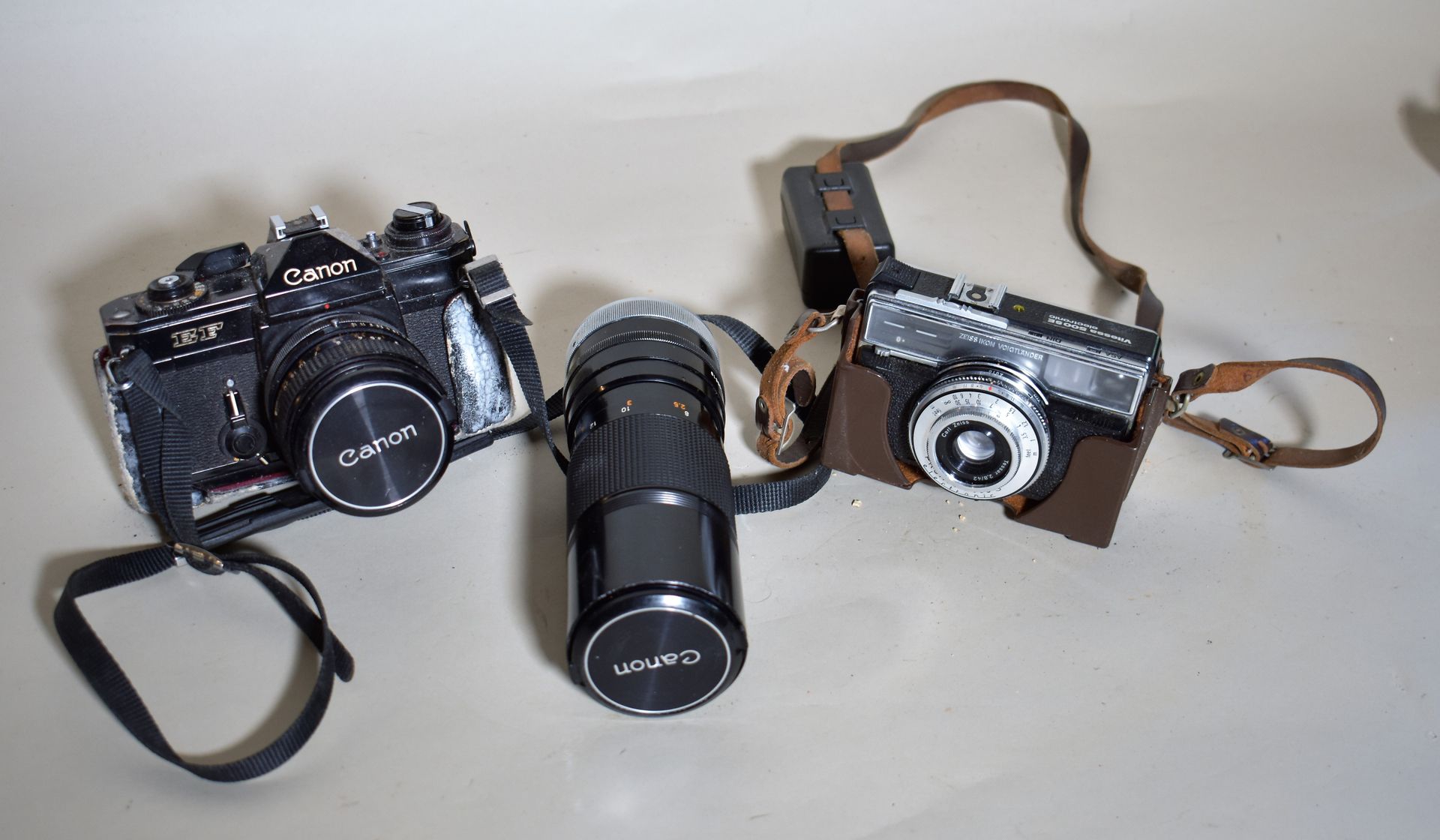 Null CANON CAMERA with a lens and ANOTHER ZEISS IKON VOIGTLÄNDER.

ENCLOSED : CA&hellip;