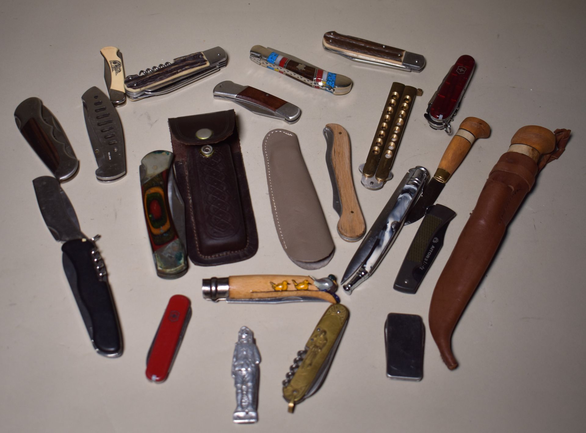 Null LOT OF various pocket knives, about 18 pieces.