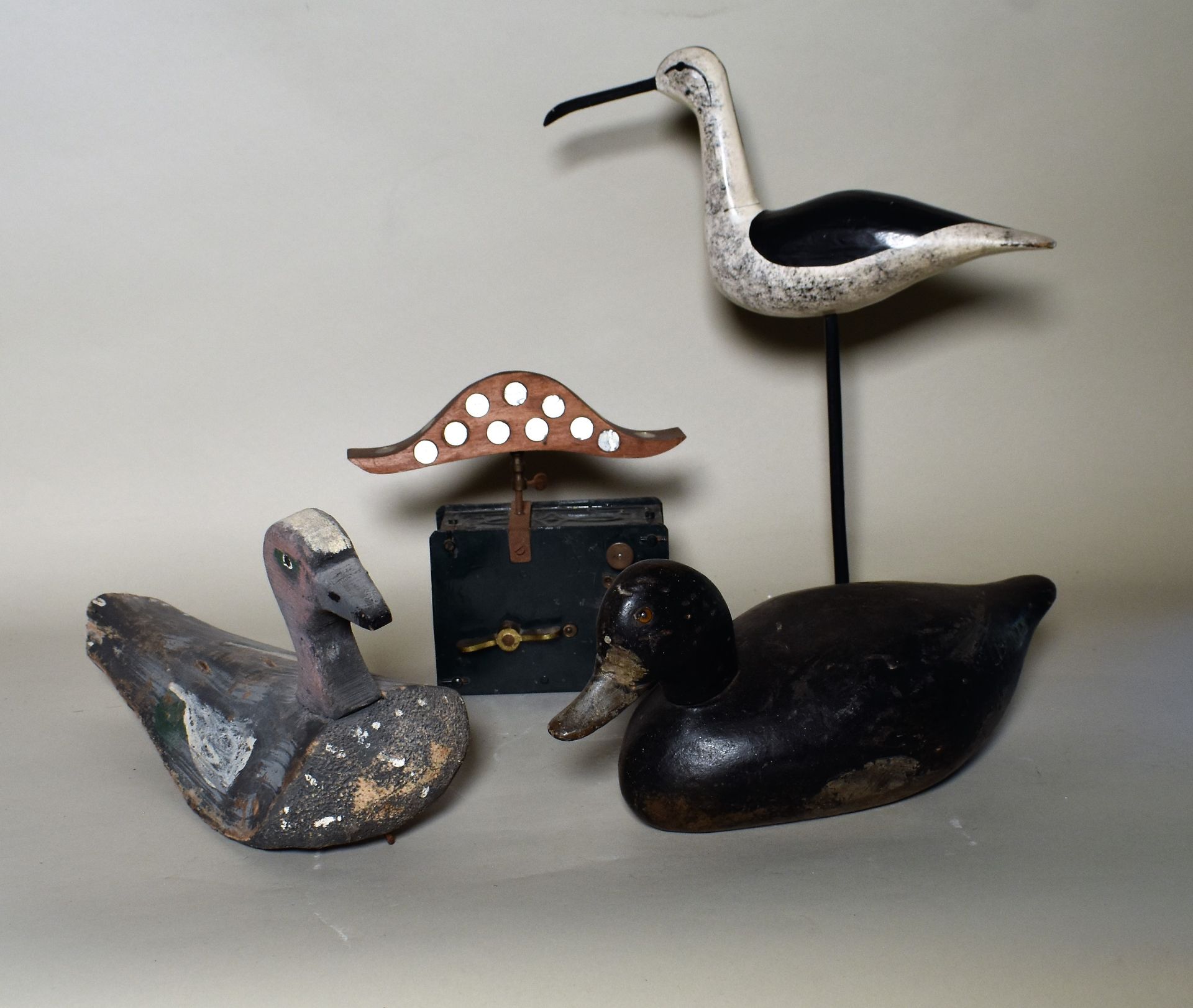 Null 拍品：两个鸭子诱饵，一个云雀镜，一个鸟雕像（事故）和一个鹿腿枪架。