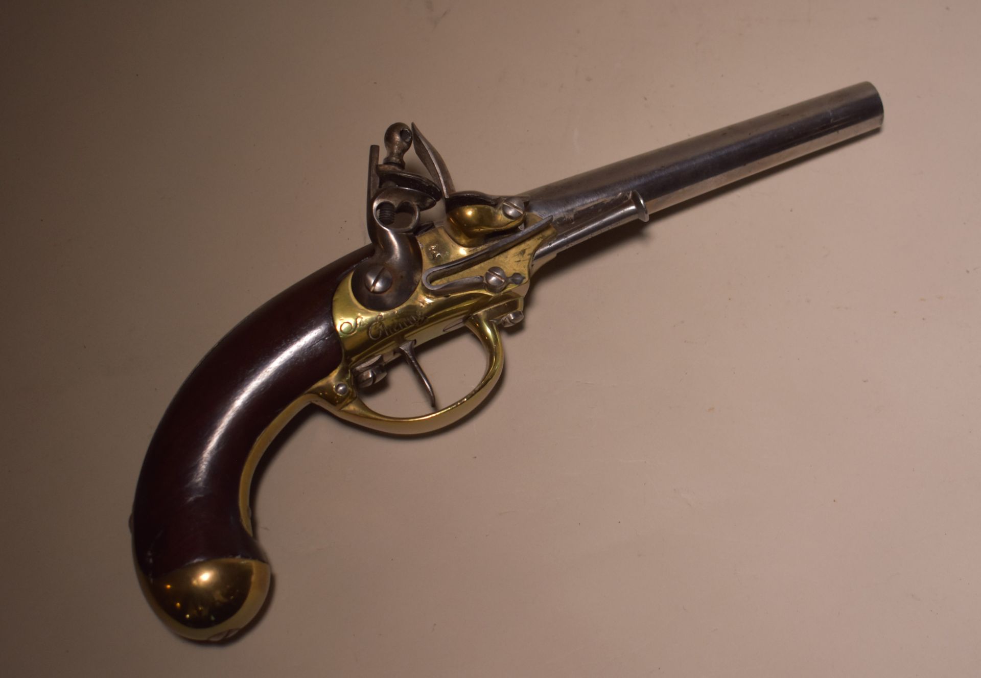 Null PISTOL with dog in walnut, engraved Saint-Etienne. Length: 34 cm