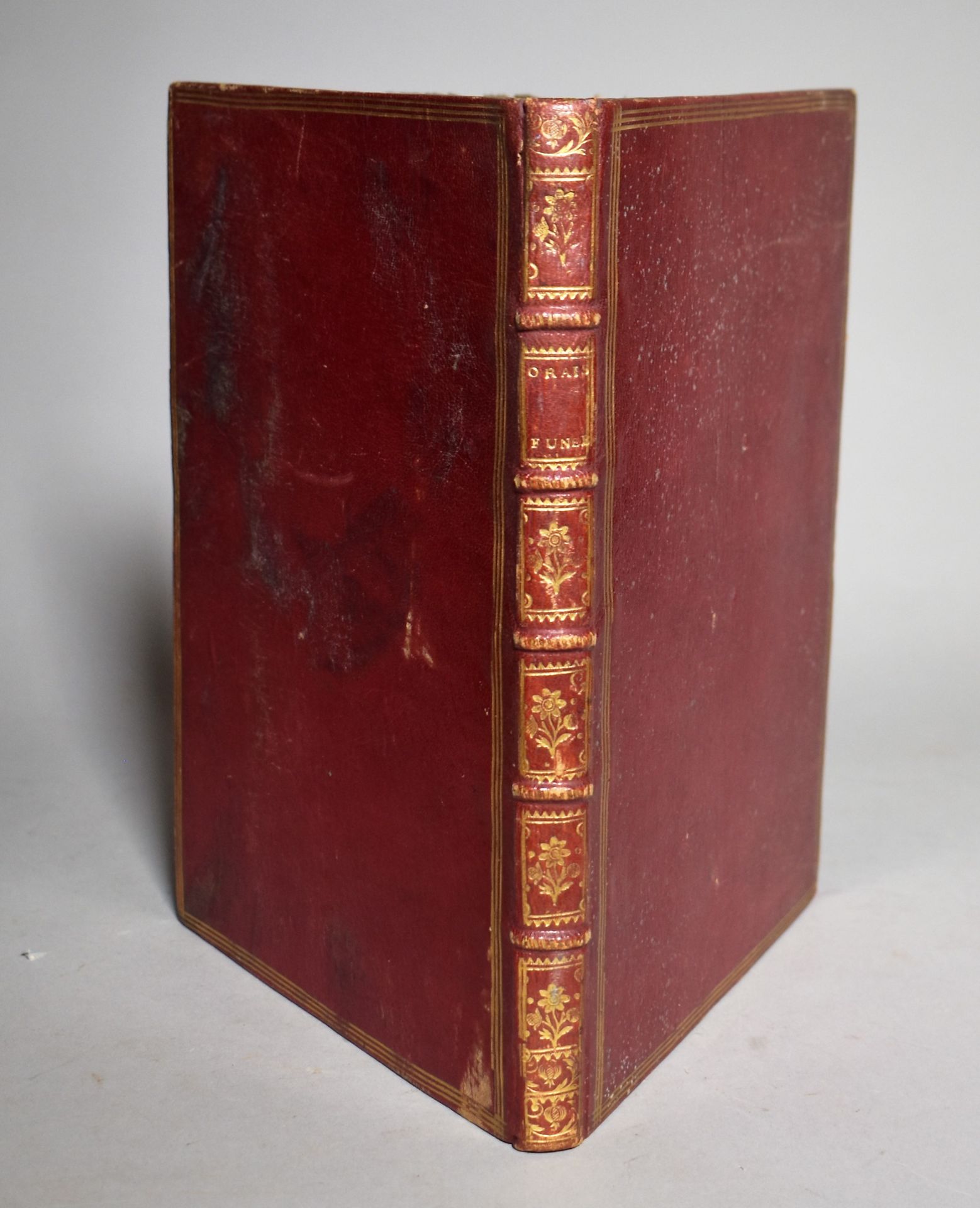 Null MUY (Comte du): 葬礼演说。巴黎，皇家出版社，1776年。In-4.红色摩洛哥，带花边(时期装订)。在书的末尾装订了证明文件的手稿。