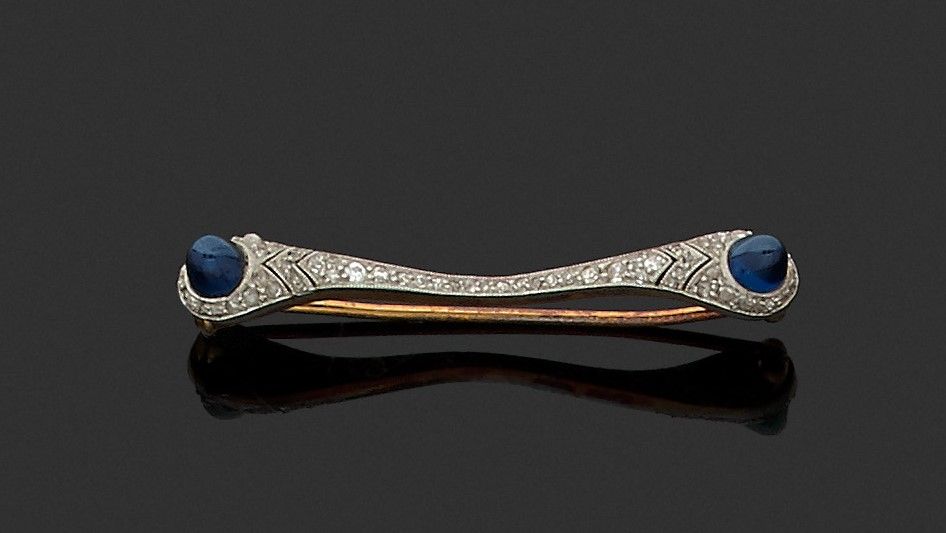 Null 18K（750）黄金和铂金胸针，镶嵌玫瑰式切割钻石，两端装饰有两颗凸圆形蓝宝石。

约1930年。

 长度约4.8厘米 - 毛重：5.19克