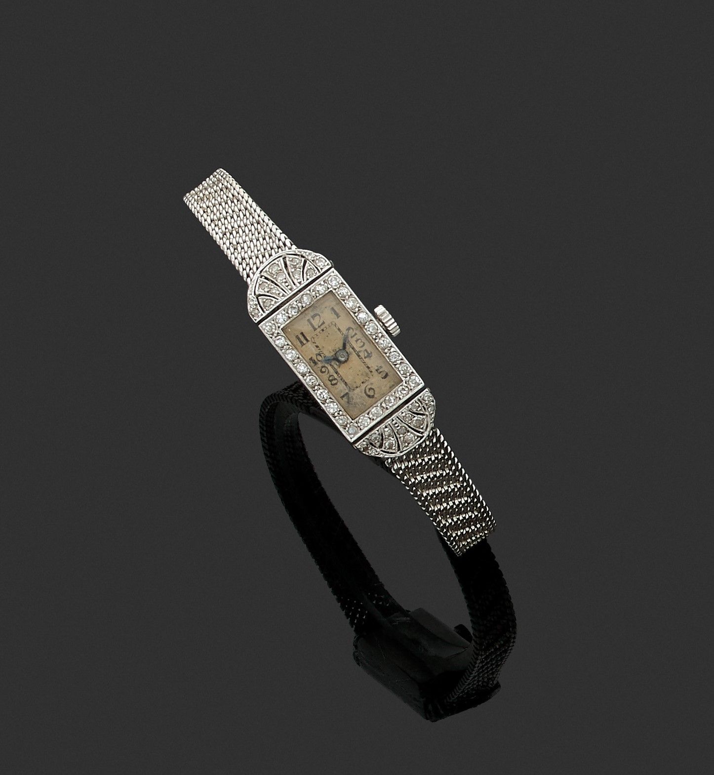 Null 18K（750）白金和铂金女士腕表。长方形表壳，表圈和表耳采用棕榈形设计，镶嵌8/8切割钻石。奶油色表盘上有阿拉伯数字。该手镯略有磨损（修改、氧化）。&hellip;