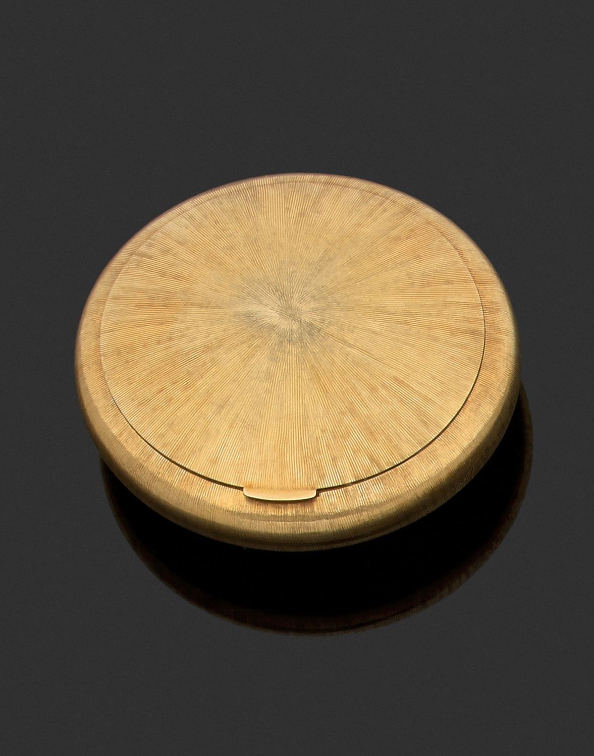 CHAUMET 18K（750）黄金圆形粉末表壳，带有放射状的扭索纹装饰。

签名：Chaumet Paris，编号：3205。

由珠宝商打上印记

直径约6&hellip;