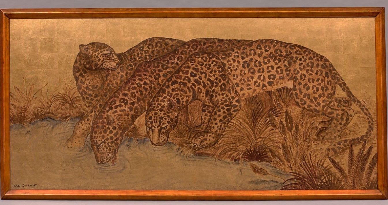 DUNAND 让-杜南 (1877-1942)

三只豹子喝酒，约1930年

棕色和蓝色漆面的长方形面板，背景为素色的金箔。原有框架为水蓝色和金色漆面。

左&hellip;