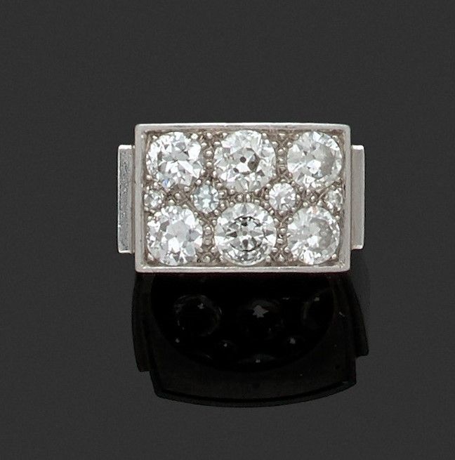 Null 铂金和18K(750)白金标志戒指，矩形设计，镶嵌六颗老式切割钻石。

约1940年。

六颗钻石的总重量：约2.2克拉 - 毛重：10.12克 - &hellip;
