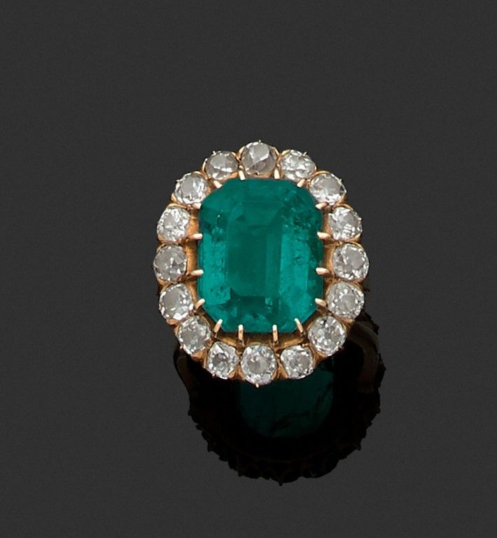 Null 18K（750）黄金戒指，镶嵌有长方形祖母绿，周围有老式切割钻石。绿宝石是磨砂的。

绿宝石的重量：约8克拉

钻石的重量：约1.5克拉

毛重 : &hellip;