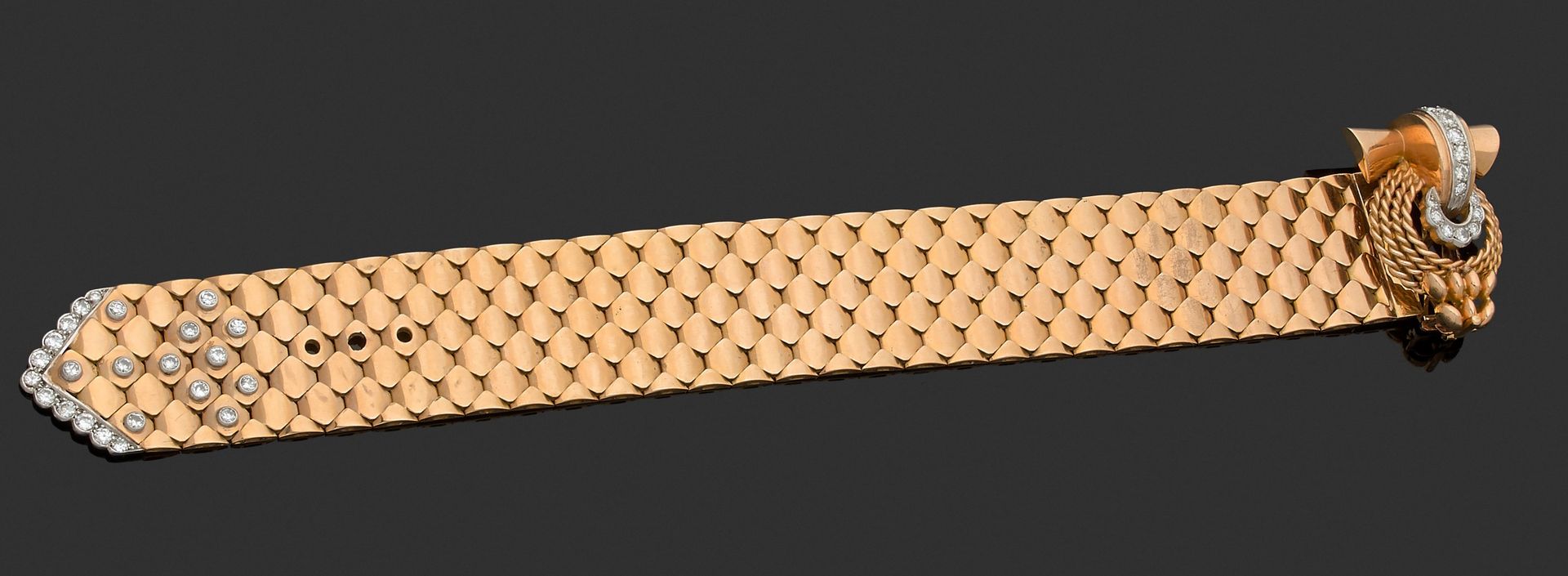 Null 18K(750)黄金皮带手镯，八角形扁平链节

八角形的扁平链节，扣子由一个绳环构成，上面订有一个风格化的结，末端镶嵌着明亮式切割钻石。

约1950&hellip;