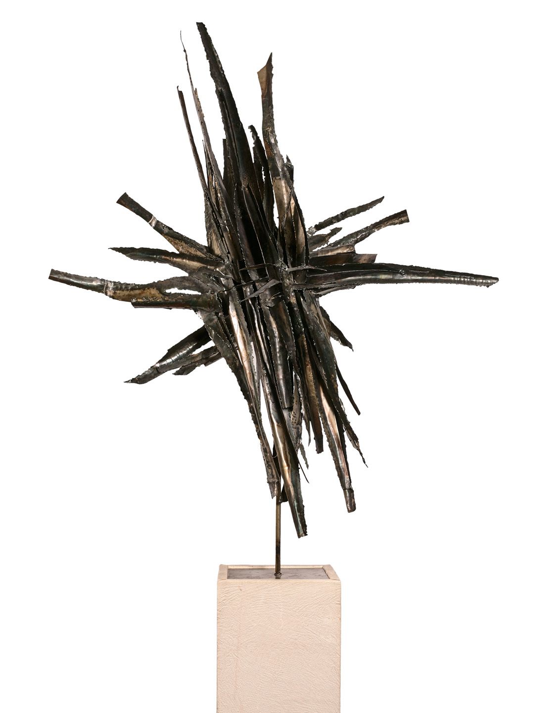LEE 李烨（1932-2014）

摘要构成

焊接金属的雕塑，底座上有签名和日期 "Lee - 66"。

高度138 - 宽度103厘米

在一个底座上（&hellip;